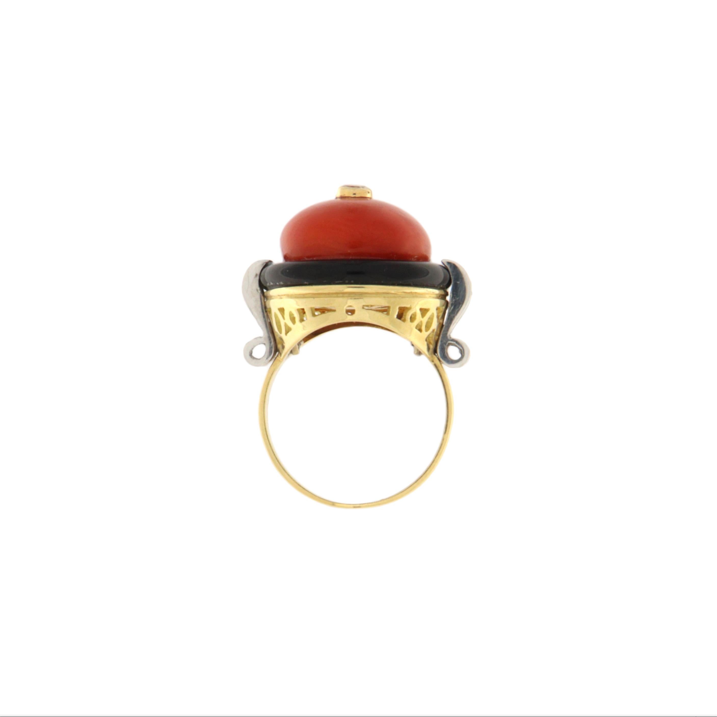 Taille brillant Bague cocktail en or jaune et blanc 18 carats, corail, diamants et onyx en vente