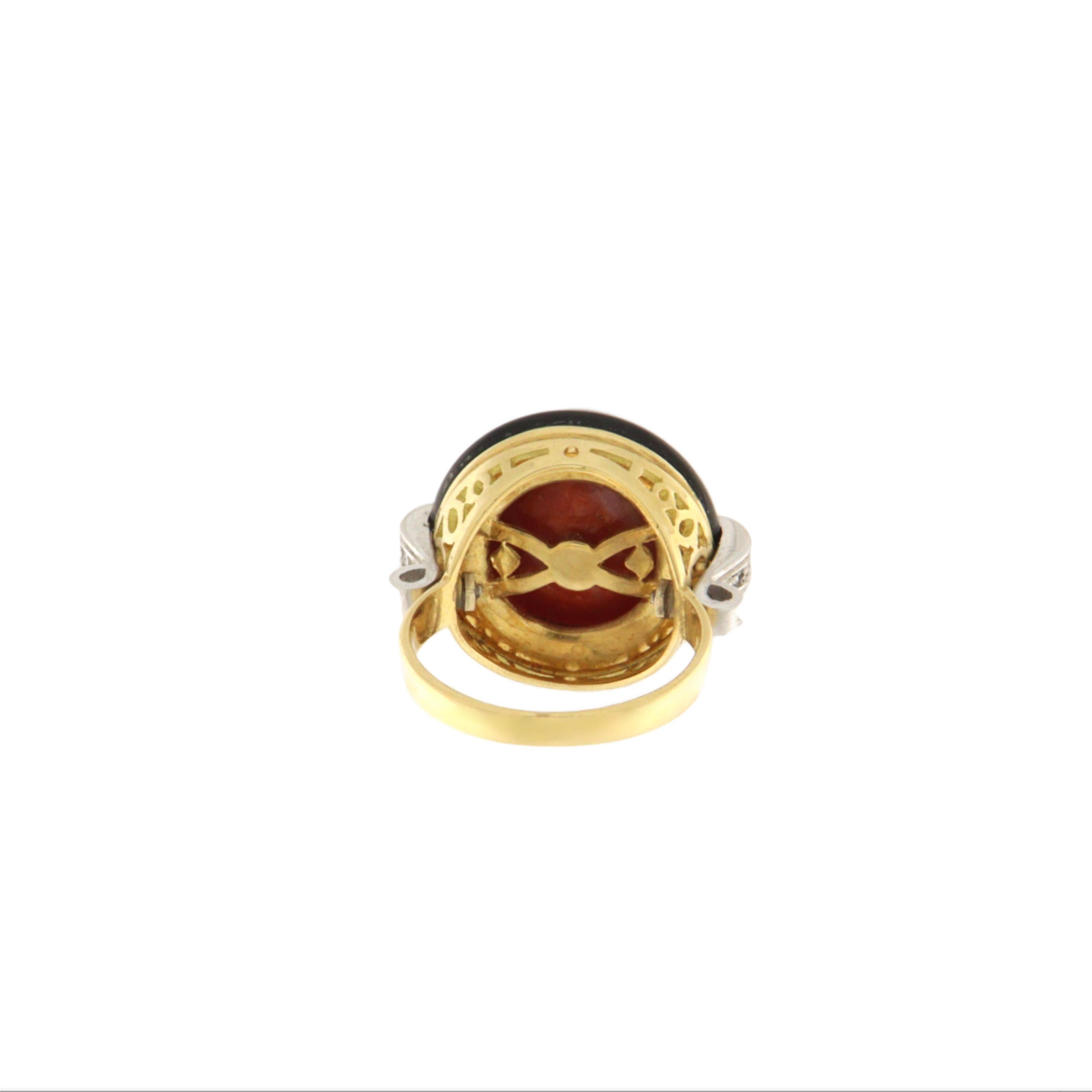 Bague cocktail en or jaune et blanc 18 carats, corail, diamants et onyx Neuf - En vente à Marcianise, IT