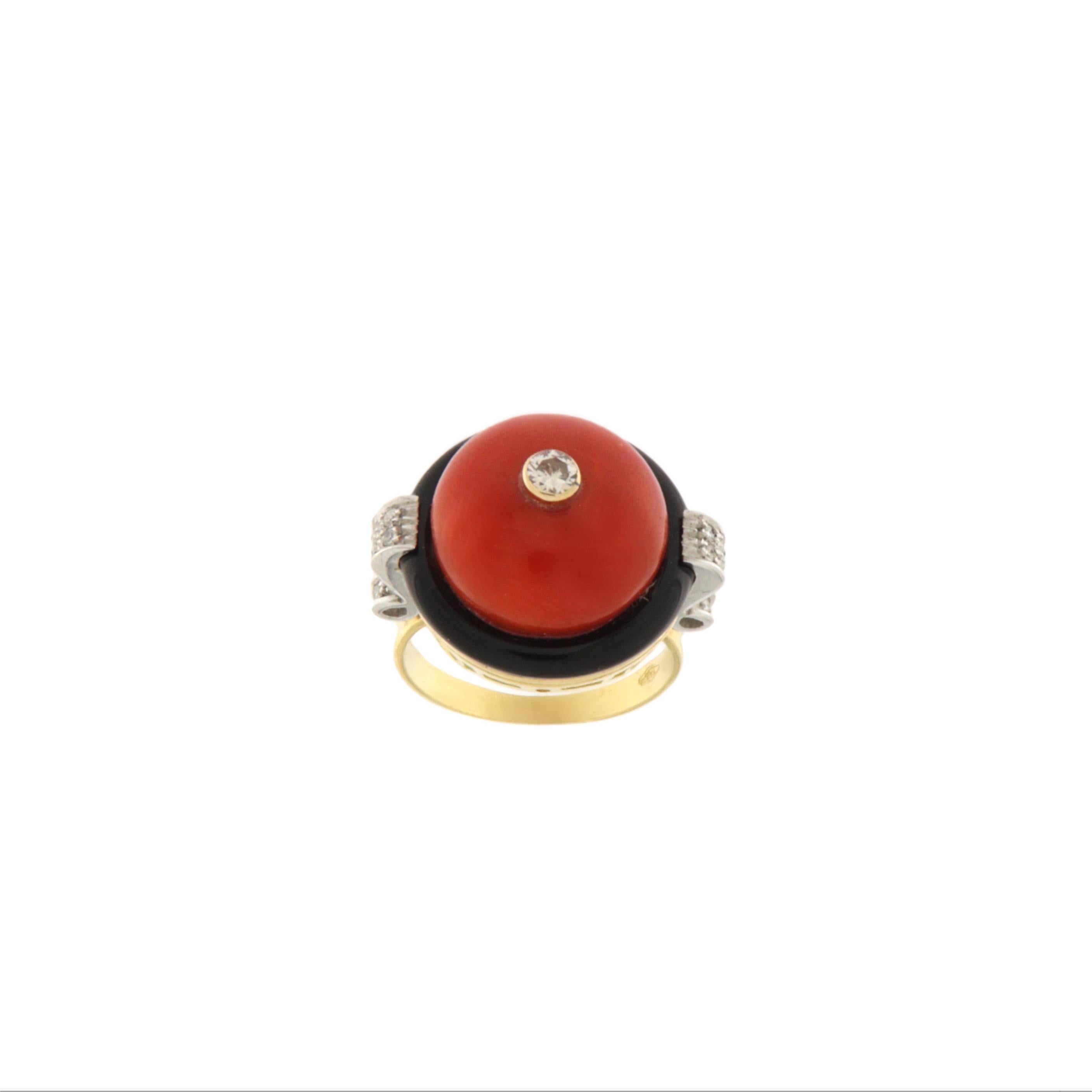 Bague cocktail en or jaune et blanc 18 carats, corail, diamants et onyx Pour femmes en vente