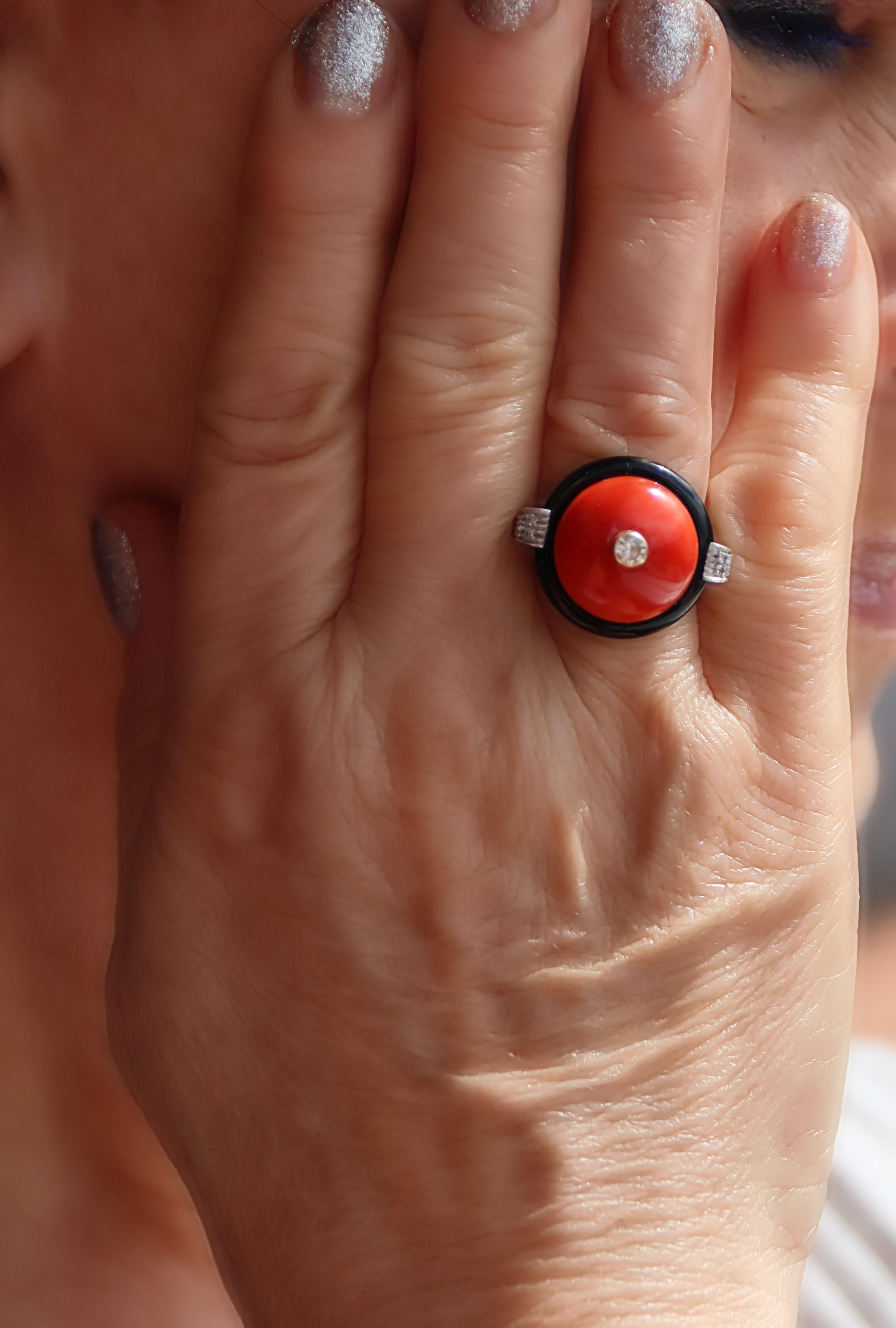 Bague cocktail en or jaune et blanc 18 carats, corail, diamants et onyx en vente 1