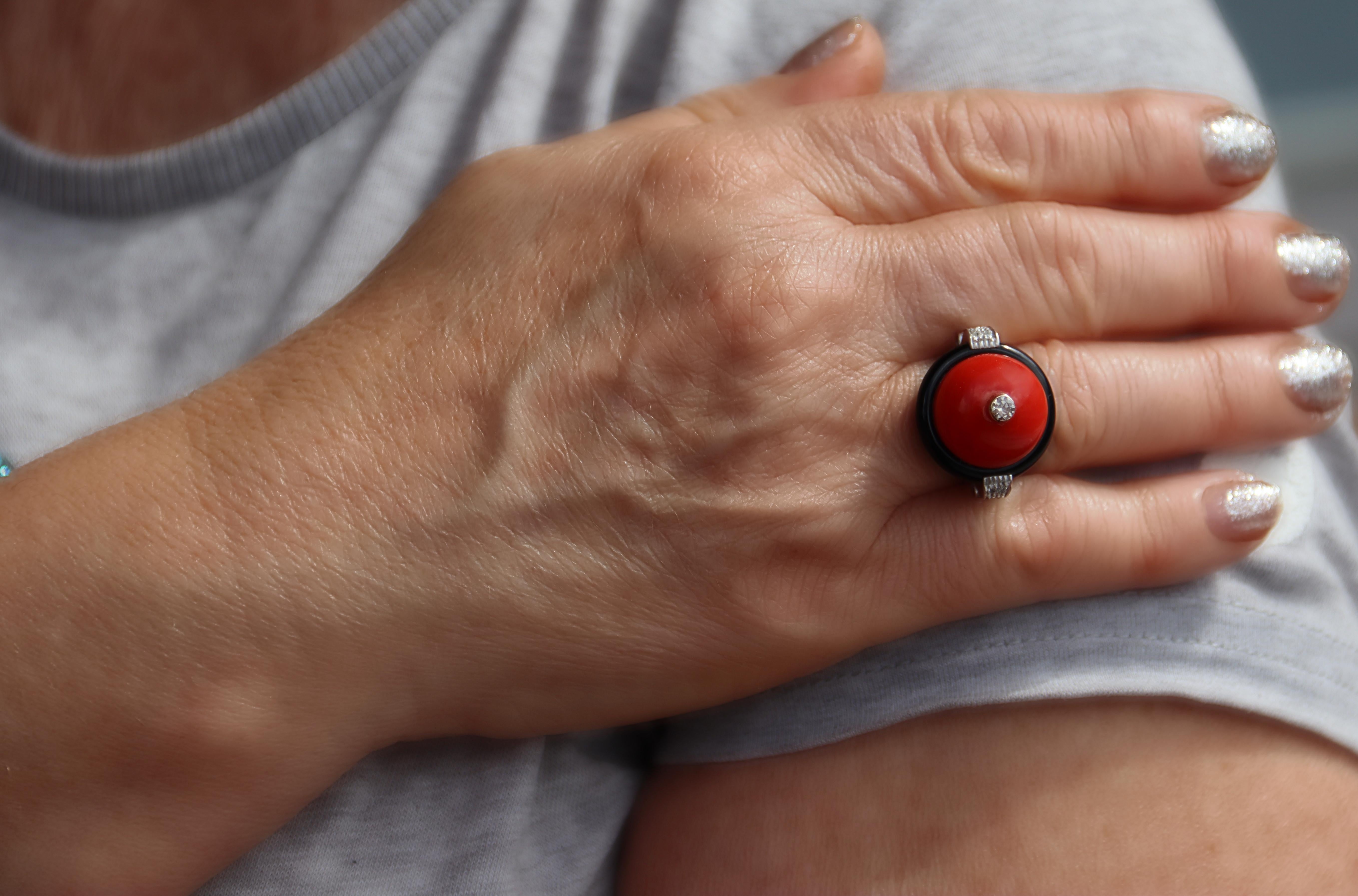 Bague cocktail en or jaune et blanc 18 carats, corail, diamants et onyx en vente 2