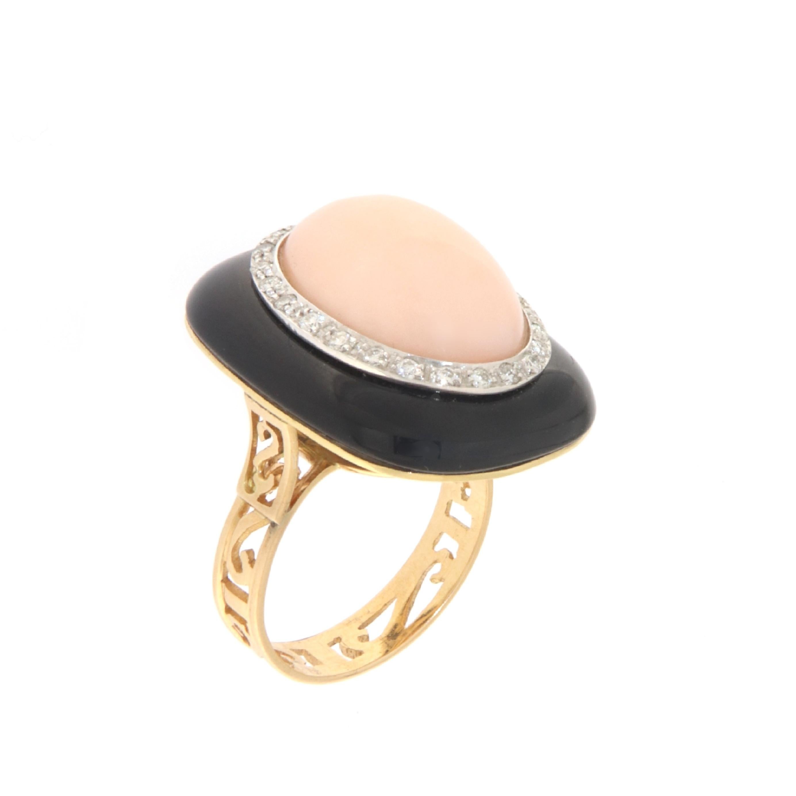 This exquisite ring embodies a luxurious fusion of exquisite design and craftsmanship, masterfully crafted in 18 karat white and yellow gold. It stands as a stunning example of how precious materials can be combined to create a piece of jewelry that
