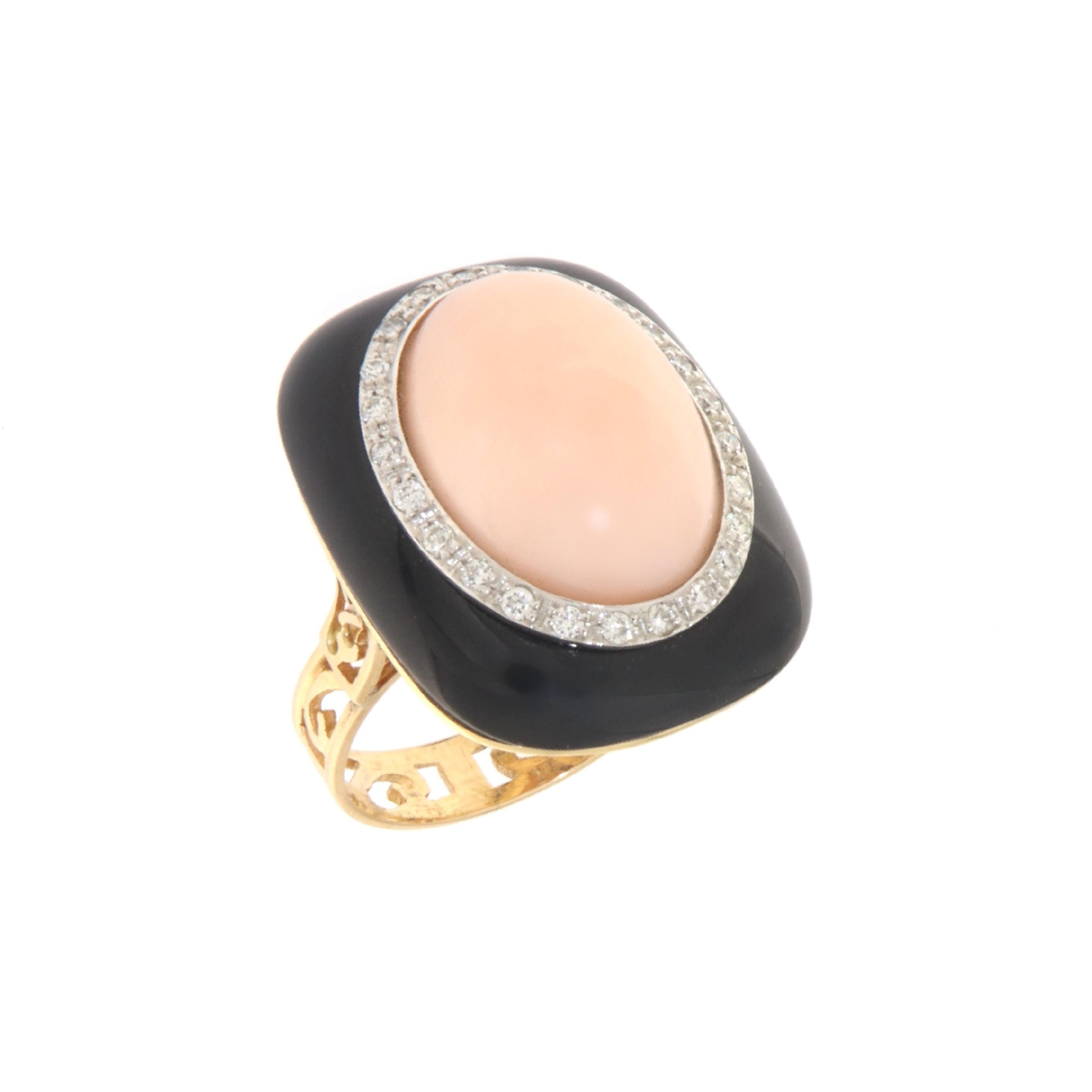 Coral Diamonds Onyx 18 Karat Yellow Gold Cocktail Ring For Sale 1