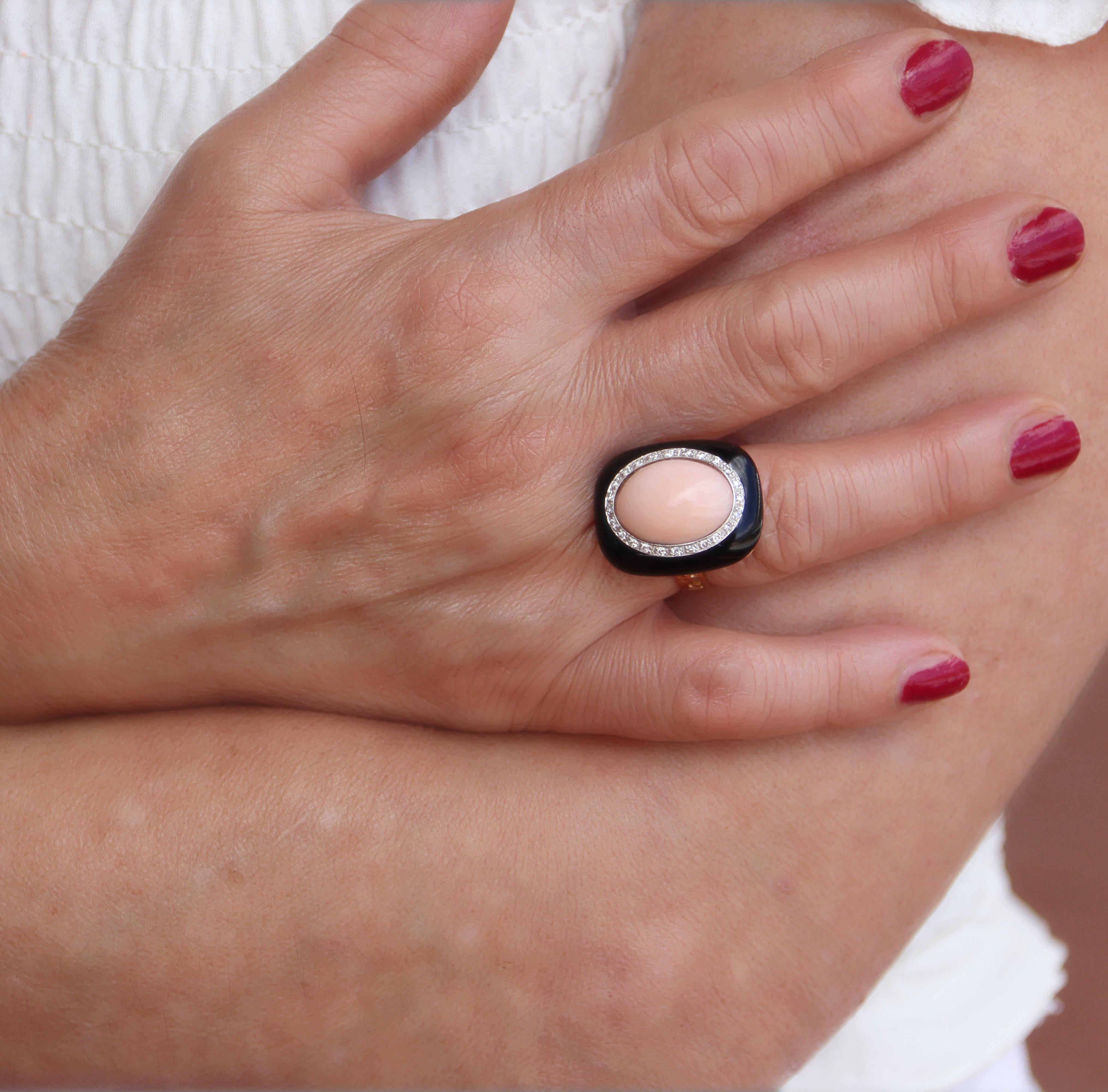 Coral Diamonds Onyx 18 Karat Yellow Gold Cocktail Ring For Sale 2