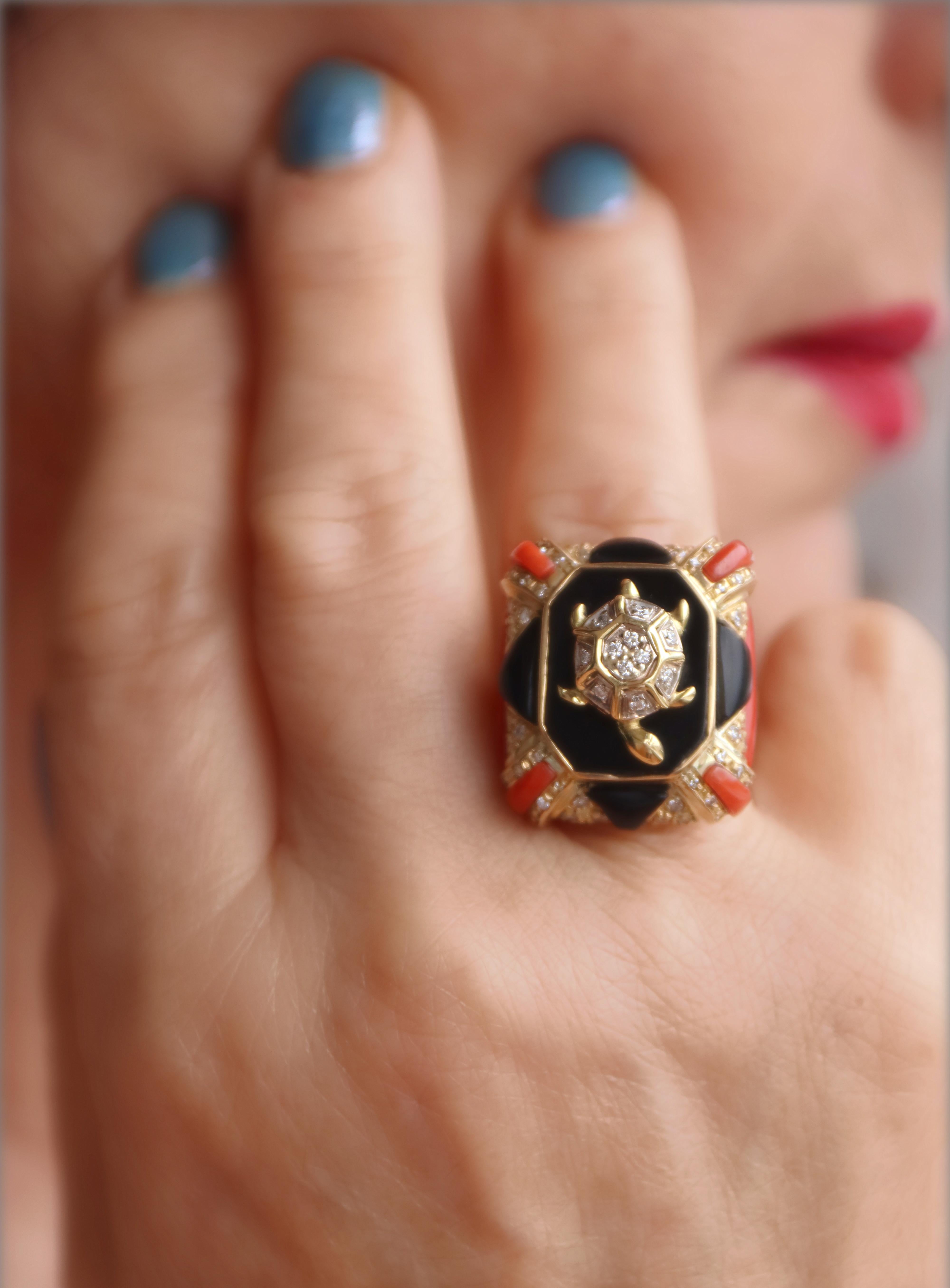 Coral Diamonds Onyx 18 Karat Yellow Gold Cocktail Ring For Sale 3
