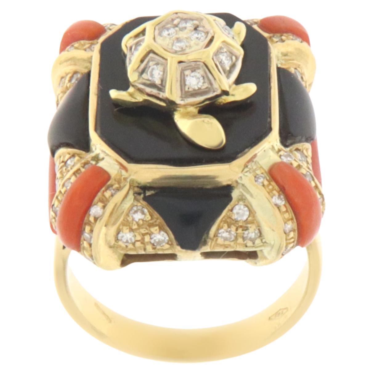 Bague cocktail en or jaune 18 carats, corail, diamants et onyx en vente