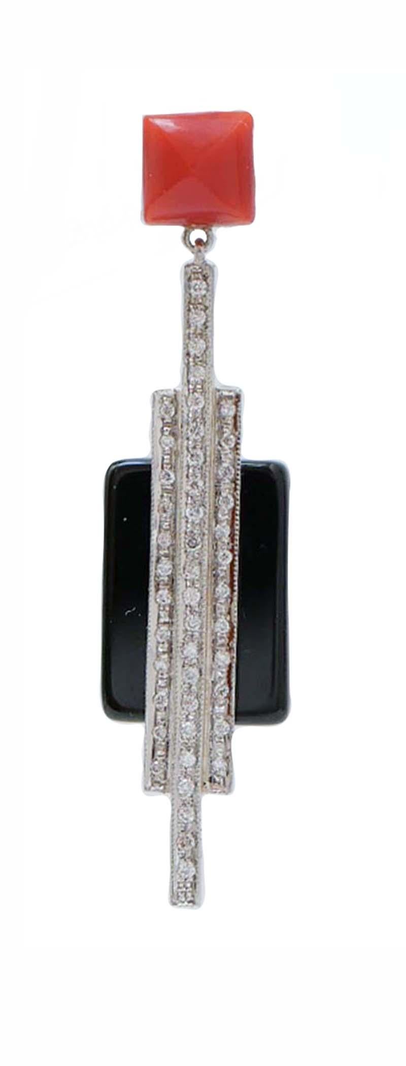Superbes boucles d'oreilles en structure de platine montée avec un corail dans la partie supérieure ; au milieu, une structure sertie de diamants et d'onyx.
Ces boucles d'oreilles ont été entièrement réalisées à la main par des maîtres orfèvres
