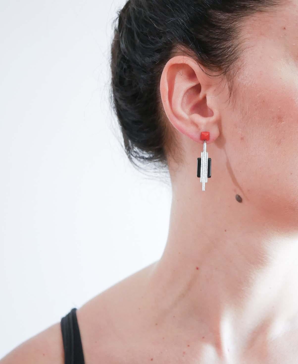 Taille mixte Corail, diamants, onyx, platine Boucles d'oreilles pendantes. en vente