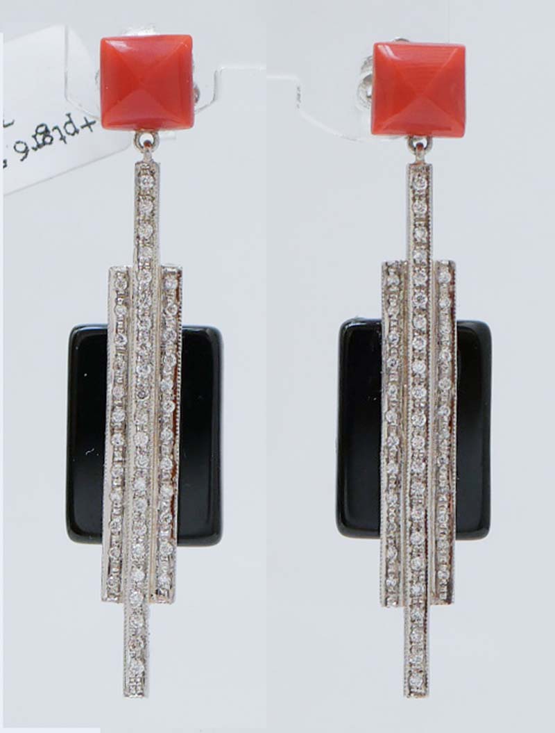 Corail, diamants, onyx, platine Boucles d'oreilles pendantes. en vente