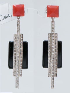 Corail, diamants, onyx, platine Boucles d'oreilles pendantes.