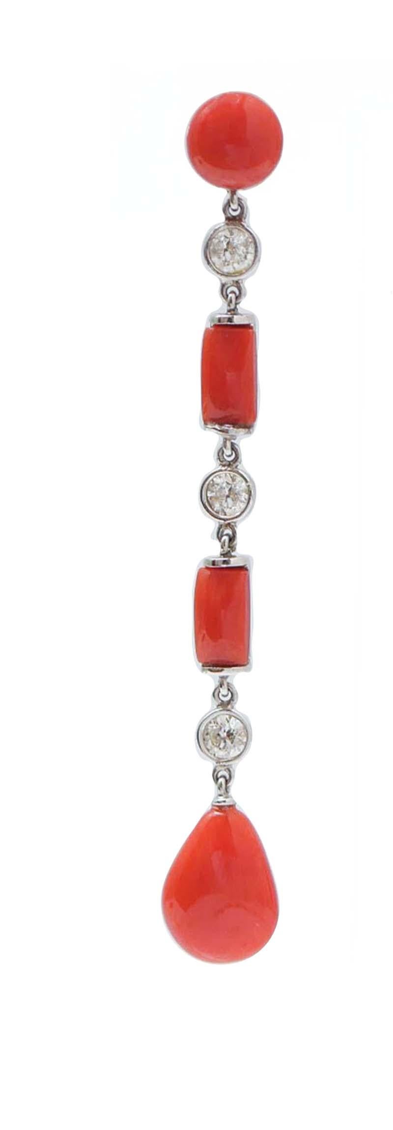 Splendidi orecchini pendenti in platino con un bottone di corallo nella parte superiore; nella parte centrale, due coralli e, tra di essi, un diamante. Come ciondolo, un corallo a goccia.
Questi orecchini sono stati realizzati totalmente a mano da