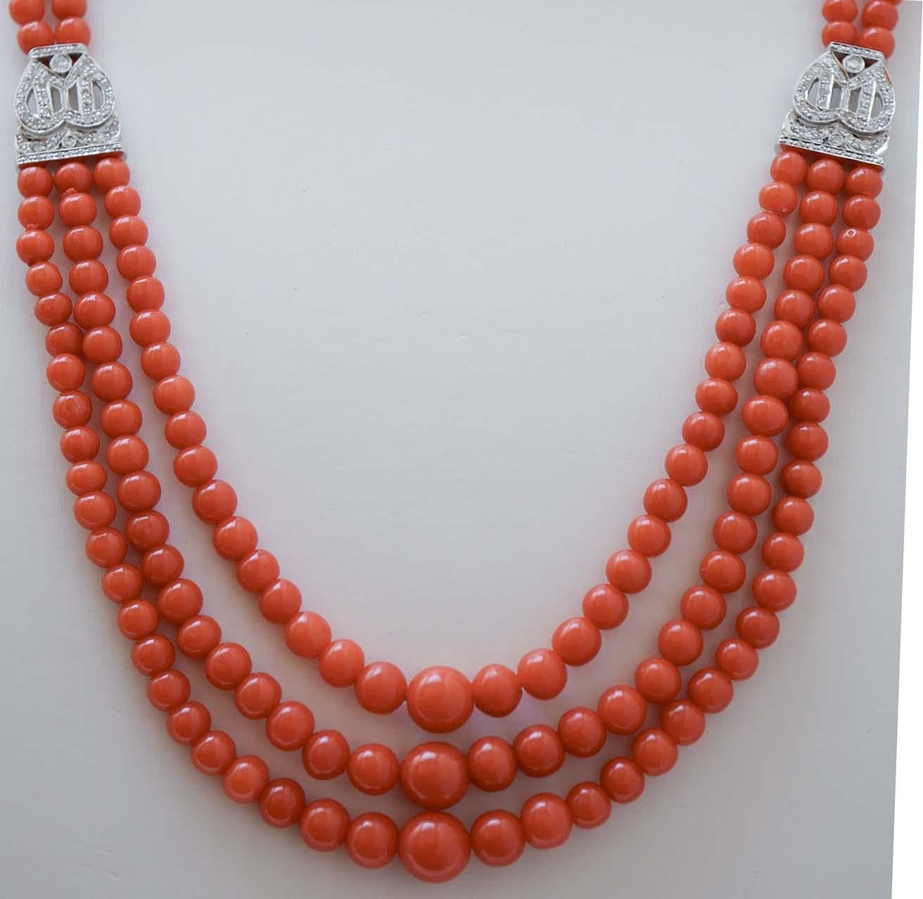 Elegant necklace mounted with three strands of coral in the upper part and two strands in the upper part. At the half of it, two structures in platinum studded with diamonds. As closure, a platinum chain.
This necklace was totally handmade by