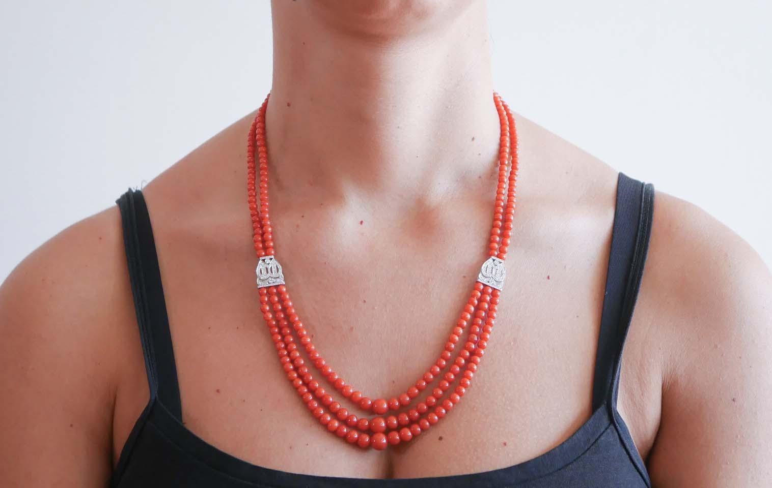 Coral, Diamonds, Platinum Necklace. In Good Condition For Sale In Marcianise, Marcianise (CE)