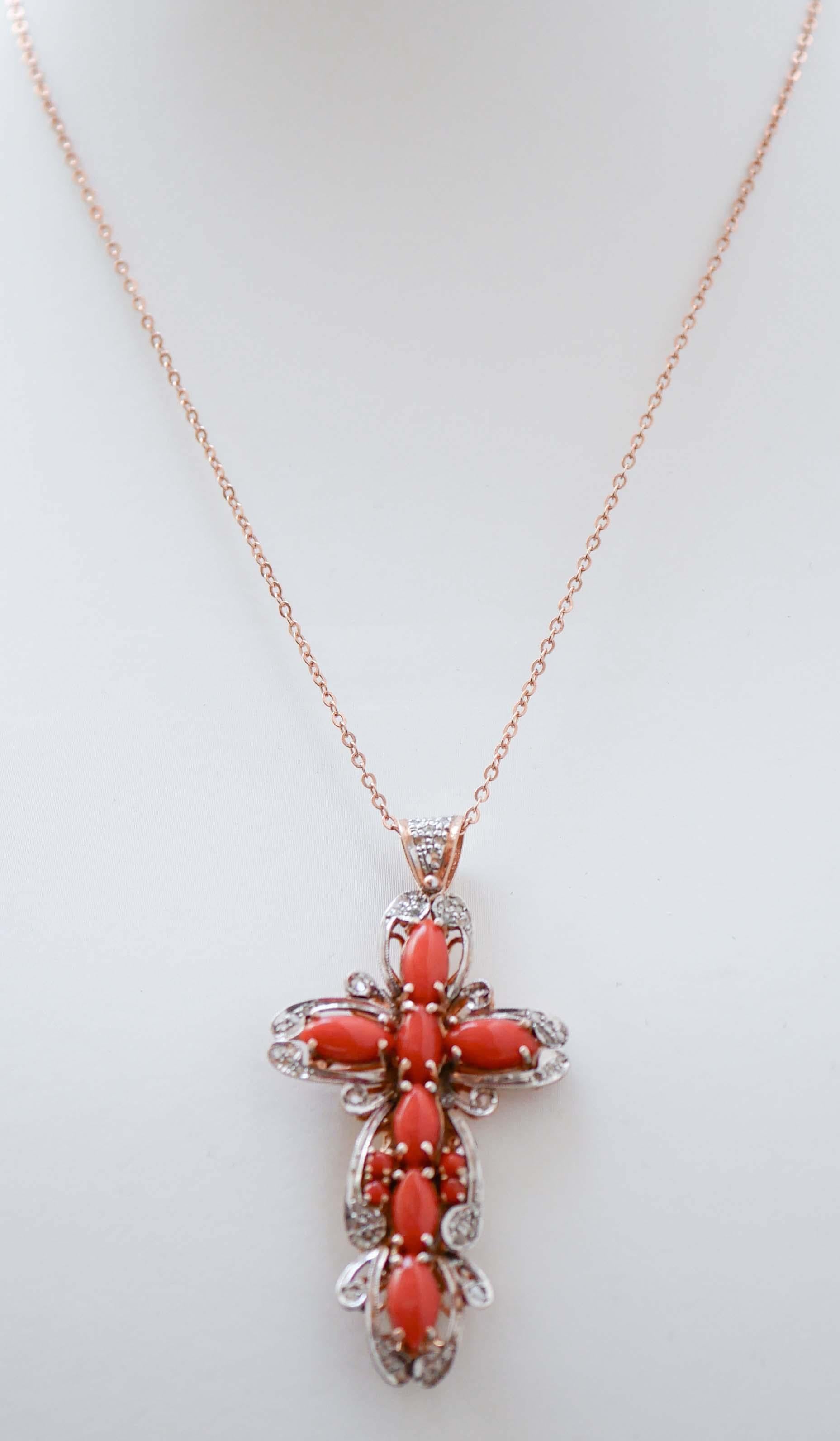Fantastic cross pendant necklace in 9 kt rose gold and silver structure mounted with coral for all the length surrounded by diamonds.
The chain in silver is included.
This pendant was totally handmade by Italian master goldsmiths and it is in