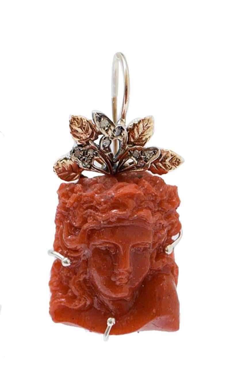Orecchini Retrò in oro rosa 9 kt e struttura in argento montata con un corallo di pasta intagliato che rappresenta un motivo di donna e, su di esso, foglie tempestate di diamanti.
Questi orecchini sono stati realizzati totalmente a mano da maestri