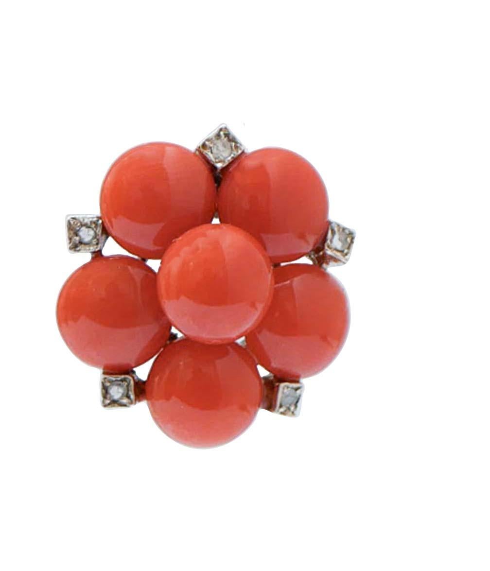 Pendientes Retrò de estructura de oro rosa de 9 kt montados con corales  y diamantes.
Estos pendientes fueron hechos totalmente a mano por maestros orfebres italianos y están en perfecto estado.
Diamantes 0,08 ct
Coral 2.50 gr
Peso total 5.70 gr
RF 
