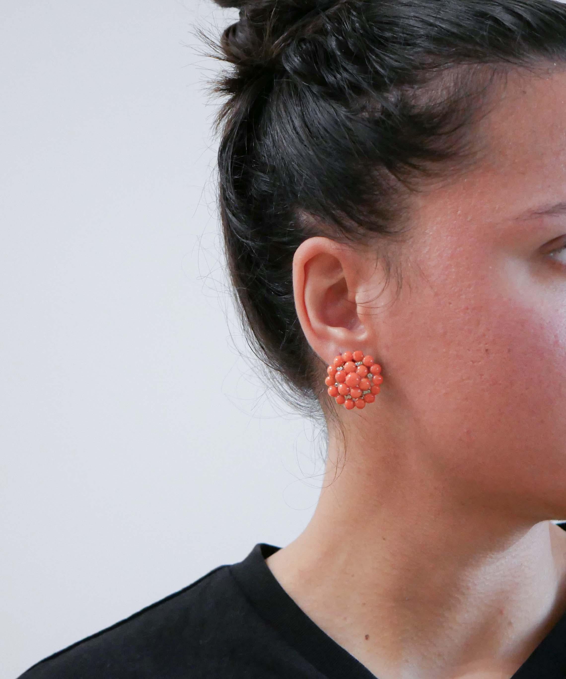 Taille mixte Boucles d'oreilles en corail, diamants, or rose et argent. en vente