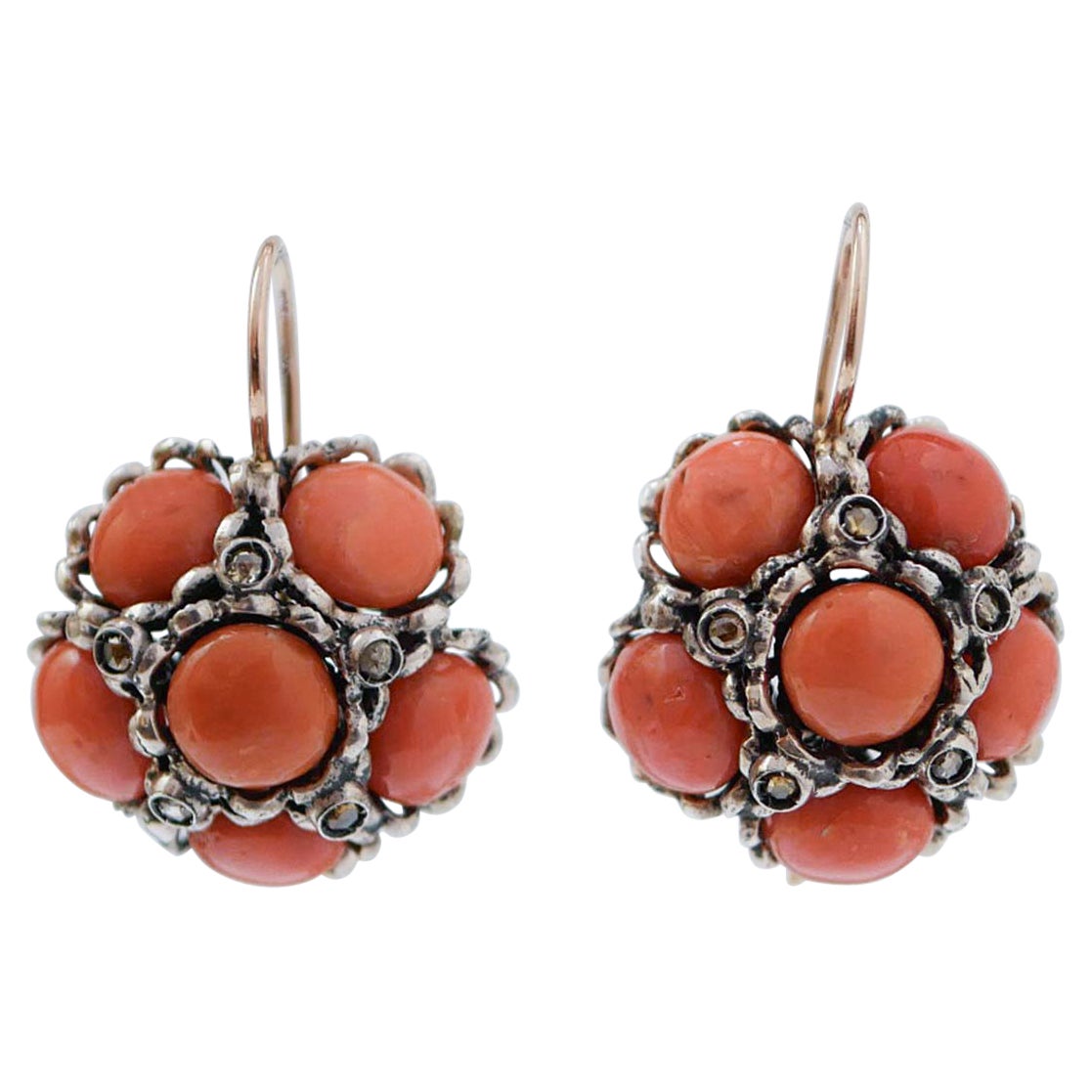 Orecchini in corallo, diamanti, oro rosa e argento.