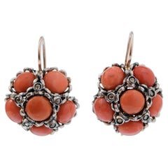 Orecchini in corallo, diamanti, oro rosa e argento.