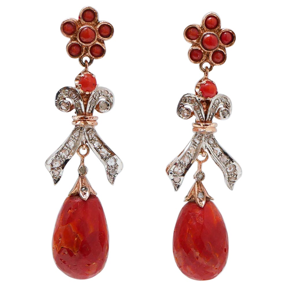 Orecchini in corallo, diamanti, oro rosa e argento.