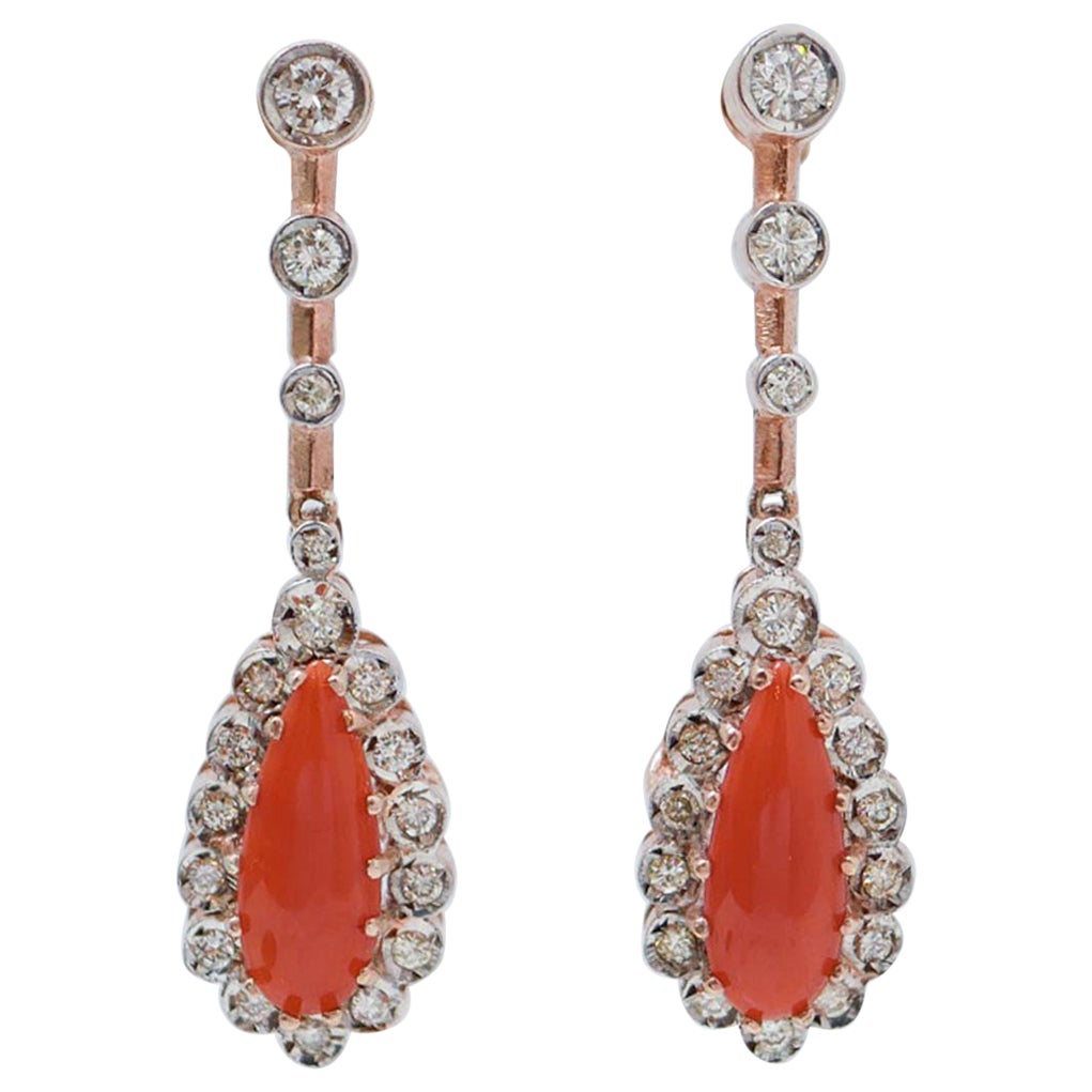 Orecchini in corallo, diamanti, oro rosa e argento. in vendita
