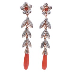 Orecchini in corallo, diamanti, oro rosa e argento.