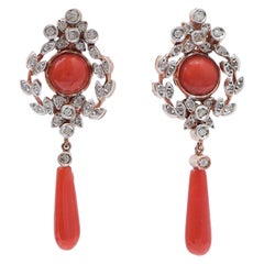Orecchini in corallo, diamanti, oro rosa e argento.