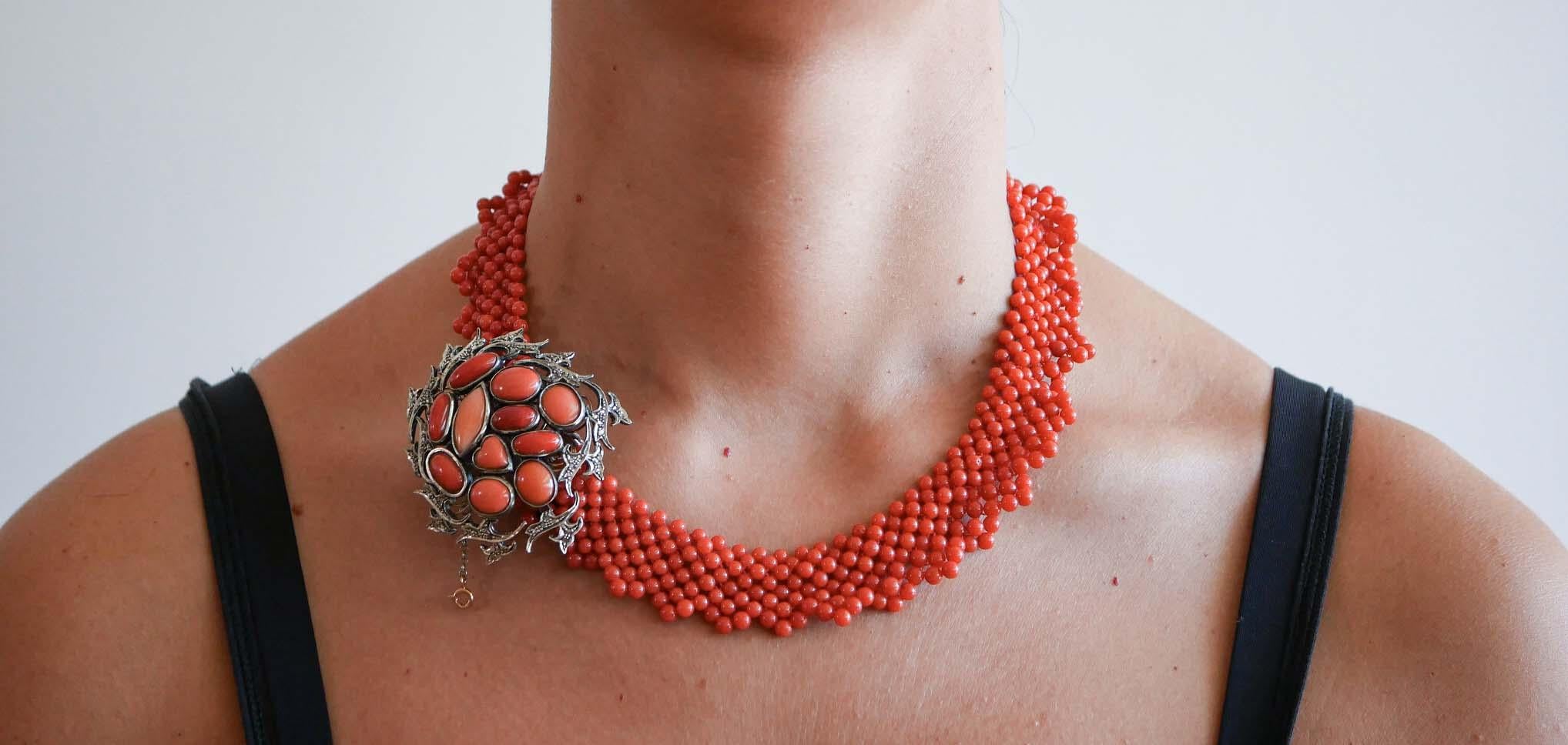 Taglio misto Collana in corallo, diamanti, oro rosa e argento. in vendita