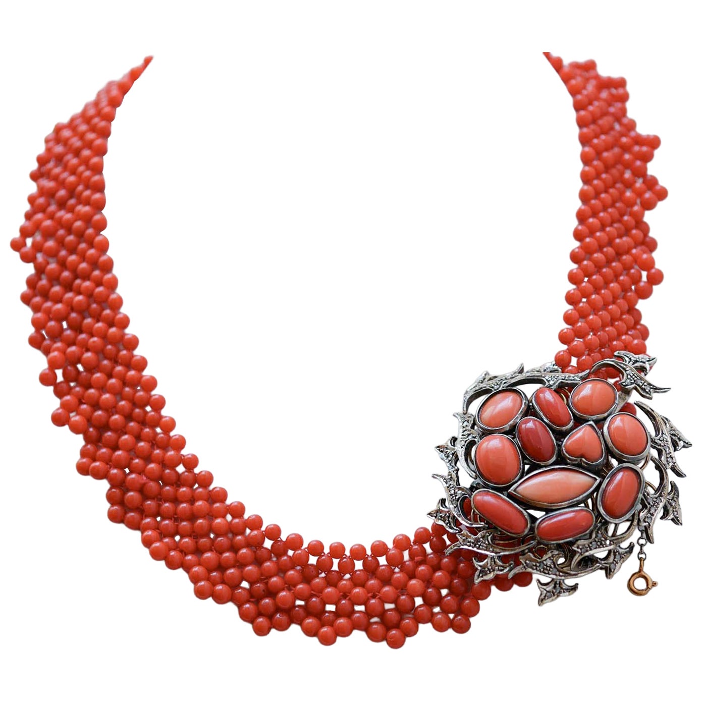 Collana in corallo, diamanti, oro rosa e argento.