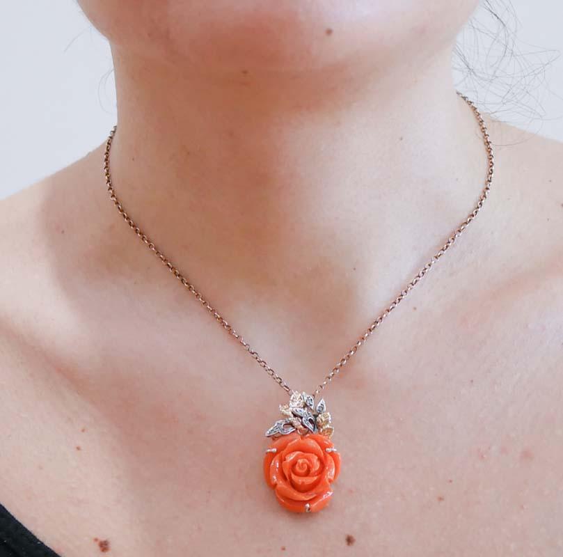 Donna Ciondolo in corallo, diamanti, oro rosa e argento. in vendita
