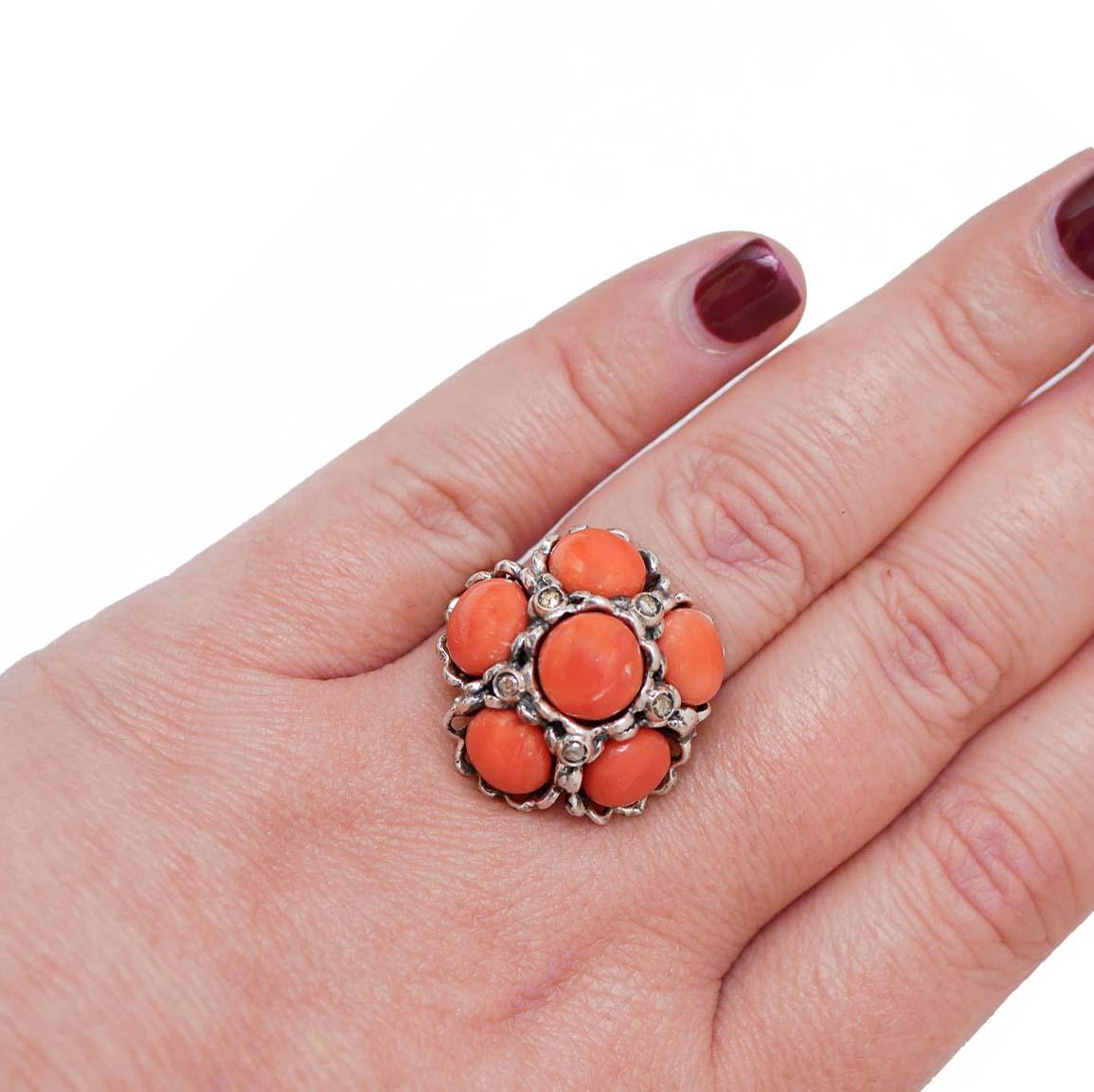 Coral, Diamonds, Rose Gold and Silver Ring. In Good Condition For Sale In Marcianise, Marcianise (CE)