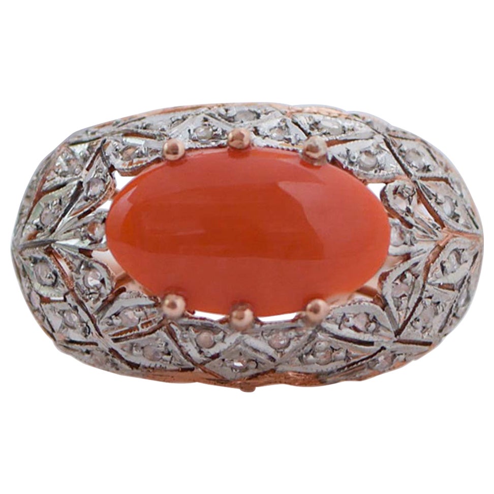 Anello con corallo, diamanti, oro rosa e argento.