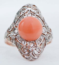 Anillo de Coral, Diamantes, Oro Rosa y Plata.