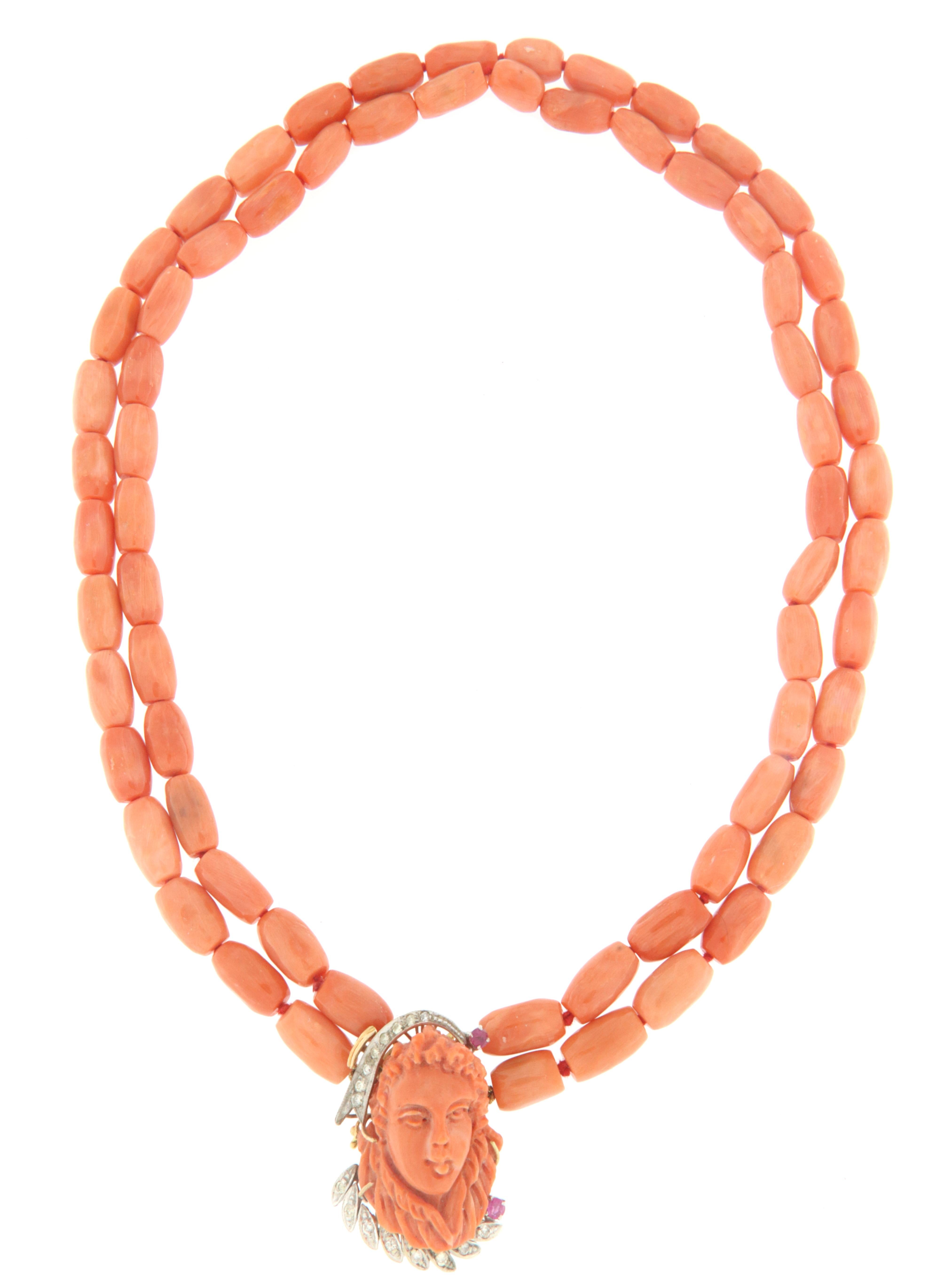 Collier multibrins en or jaune et blanc 14 carats avec corail, diamants et rubis Neuf - En vente à Marcianise, IT