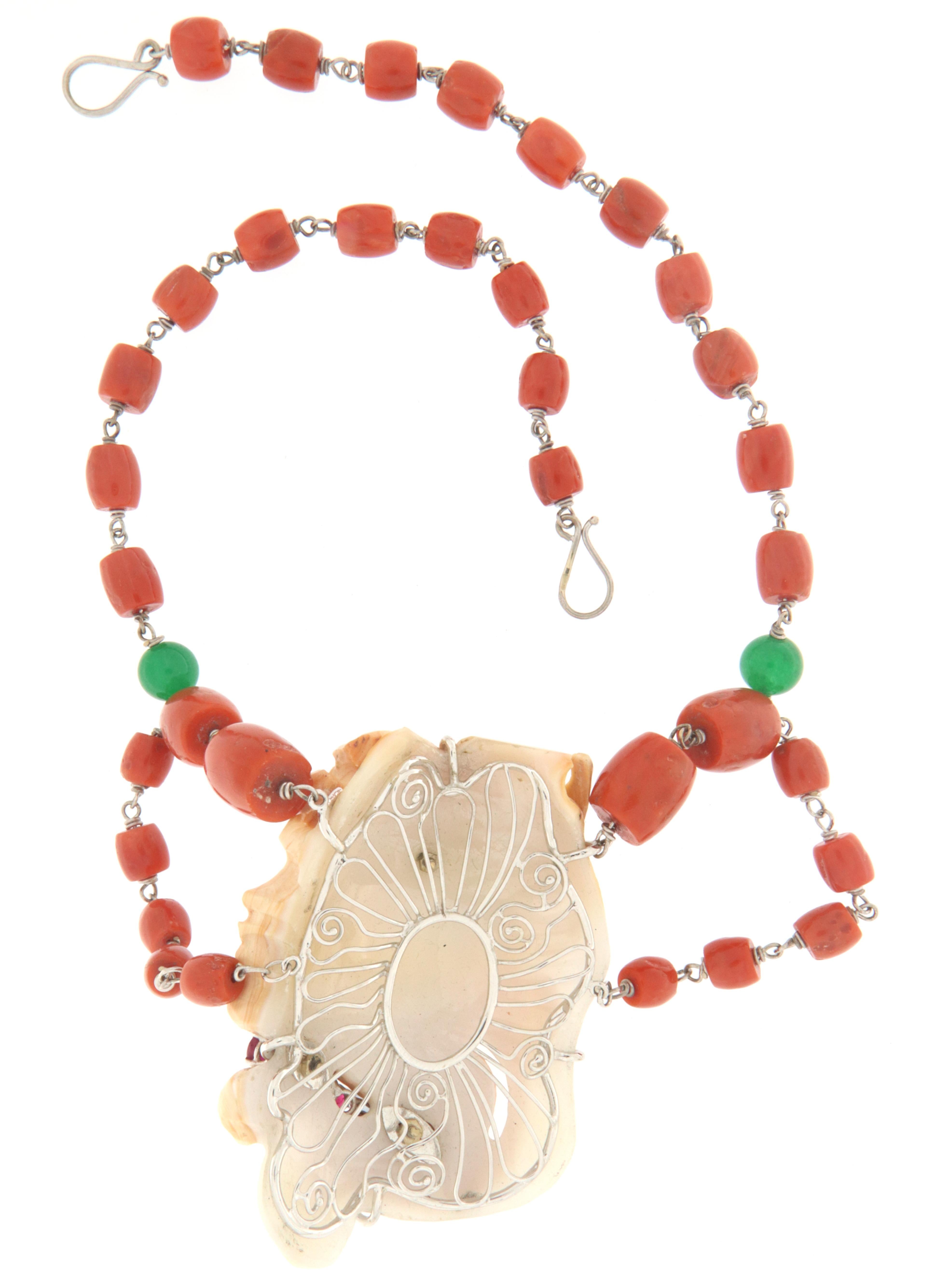 Korallen-Diamanten-Rubine 18 Karat Gelb- und Weißgold-Anhänger-Halskette (Brillantschliff) im Angebot