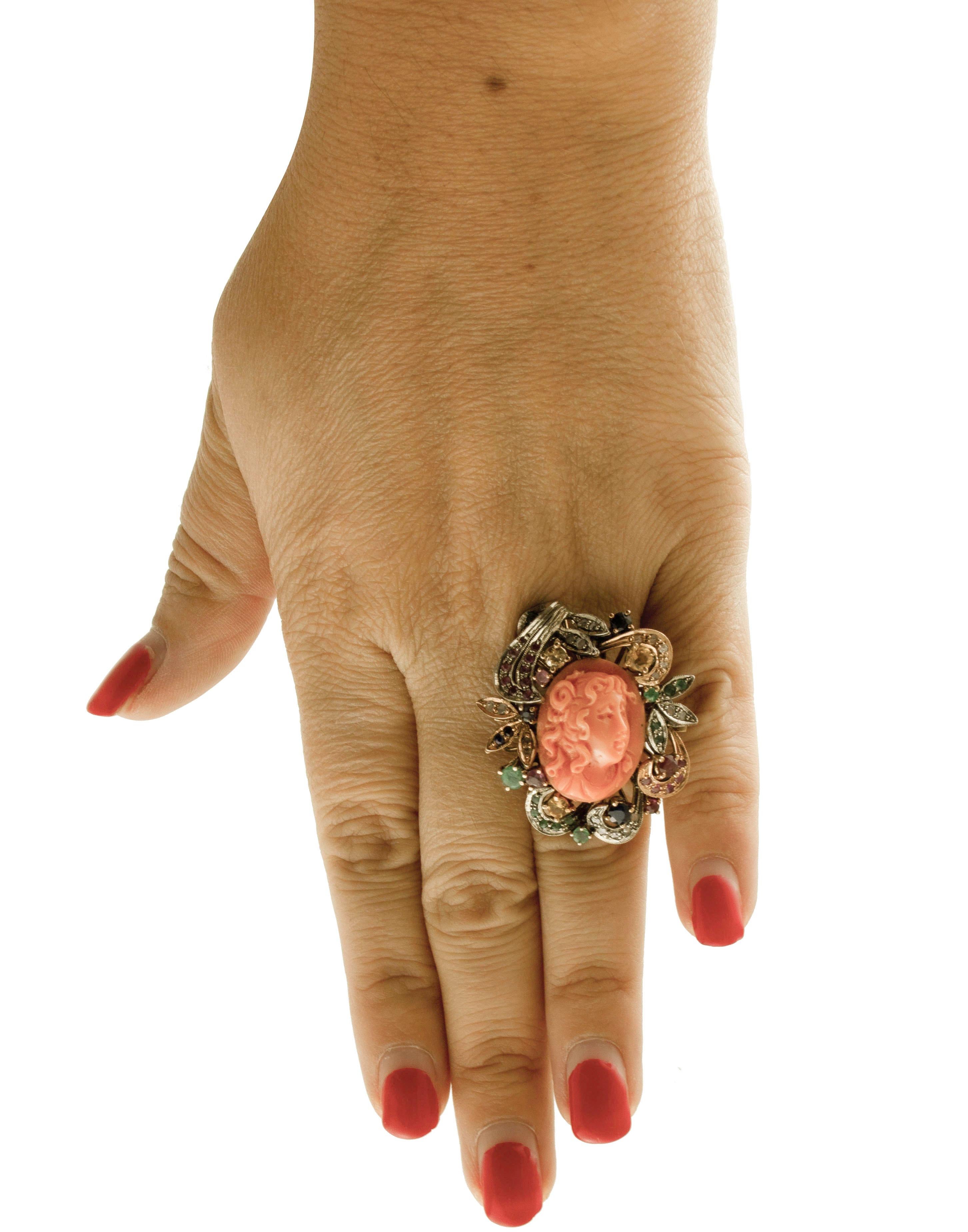 Bague en or rose, diamants, rubis, émeraudes et saphirs gravés Pour femmes en vente