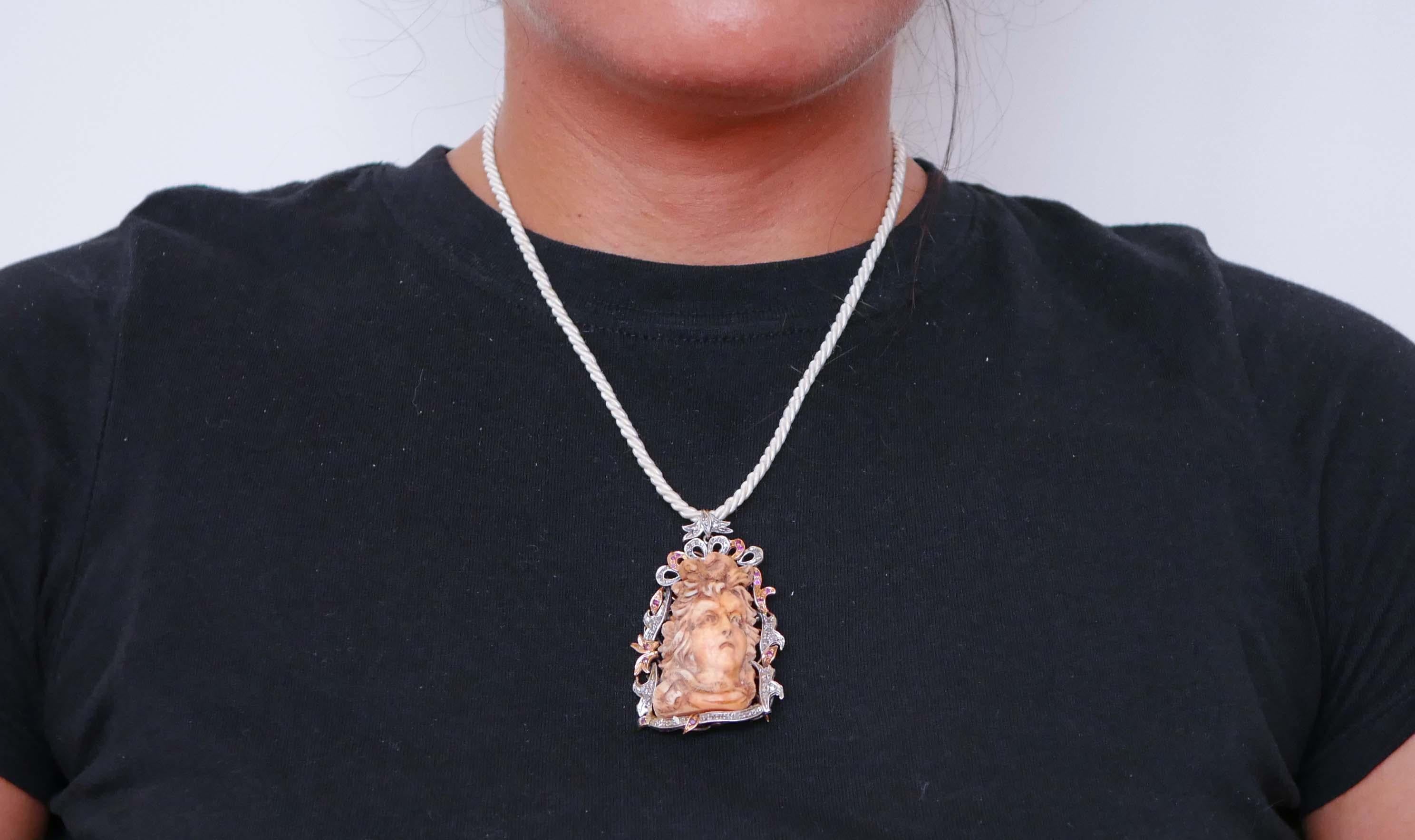 Broche/colgante de coral, diamantes, rubíes, oro rosa y plata. en Bueno estado para la venta en Marcianise, Marcianise (CE)