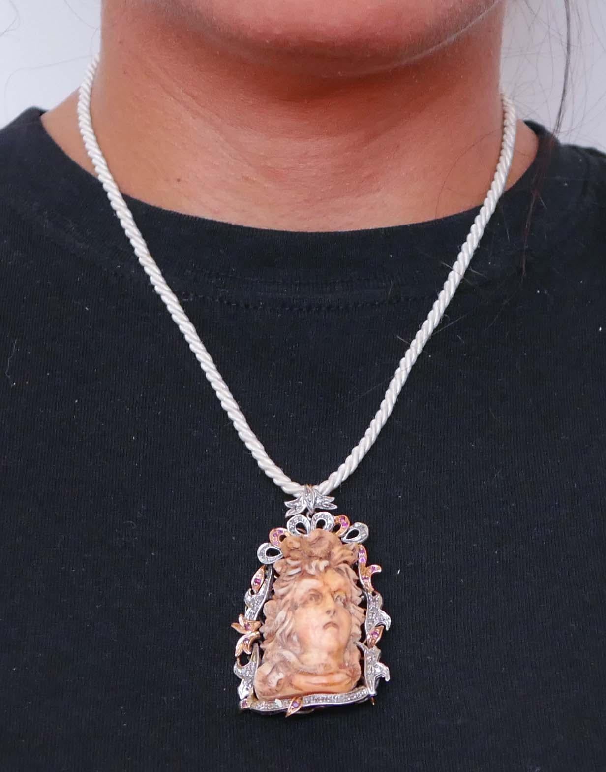 Broche/pendentif en corail, diamants, rubis et or rose. Pour femmes en vente