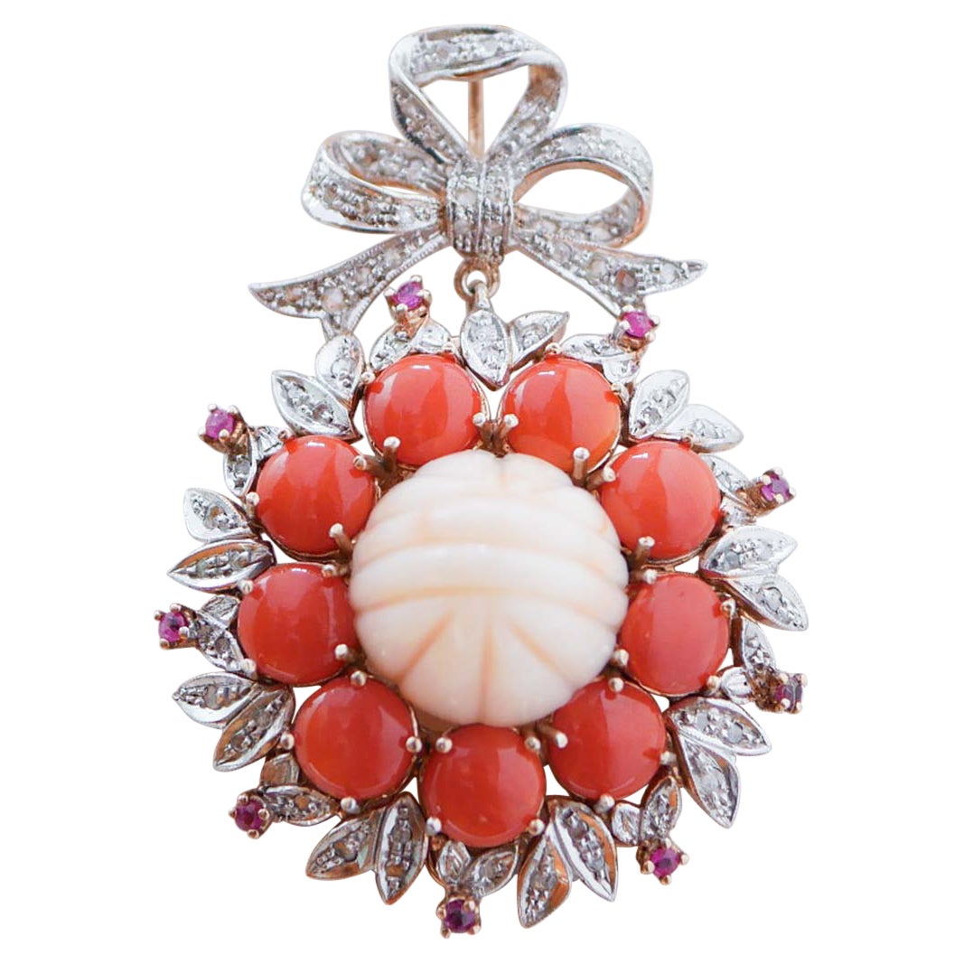 Ciondolo in corallo, diamanti, rubini, oro rosa e argento.