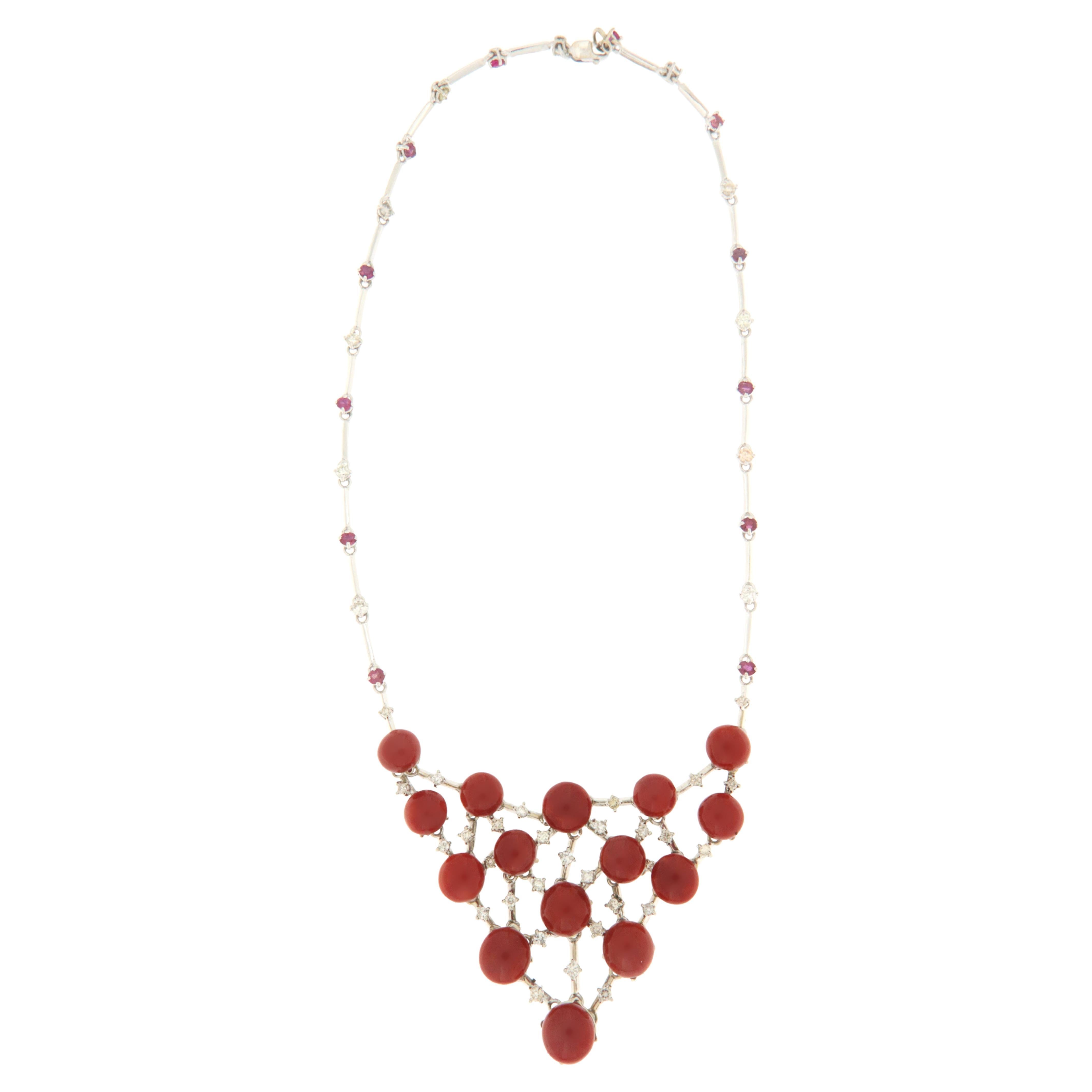 Delicate necklace made entirely by hand by artisans in southern Italy composed in 18-karat white gold, natural diamonds and small natural corals that enrich the design.
A simple jewel to use in any circumstance, delicate to the touch, suitable for