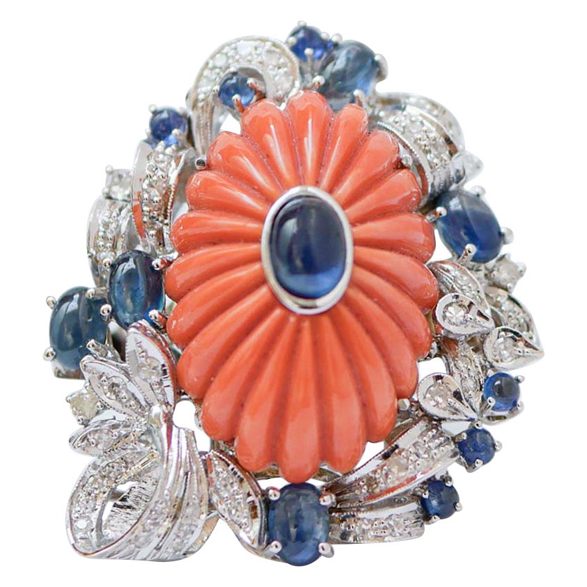 Corallo, diamanti, zaffiri, anello in oro bianco 14 carati.