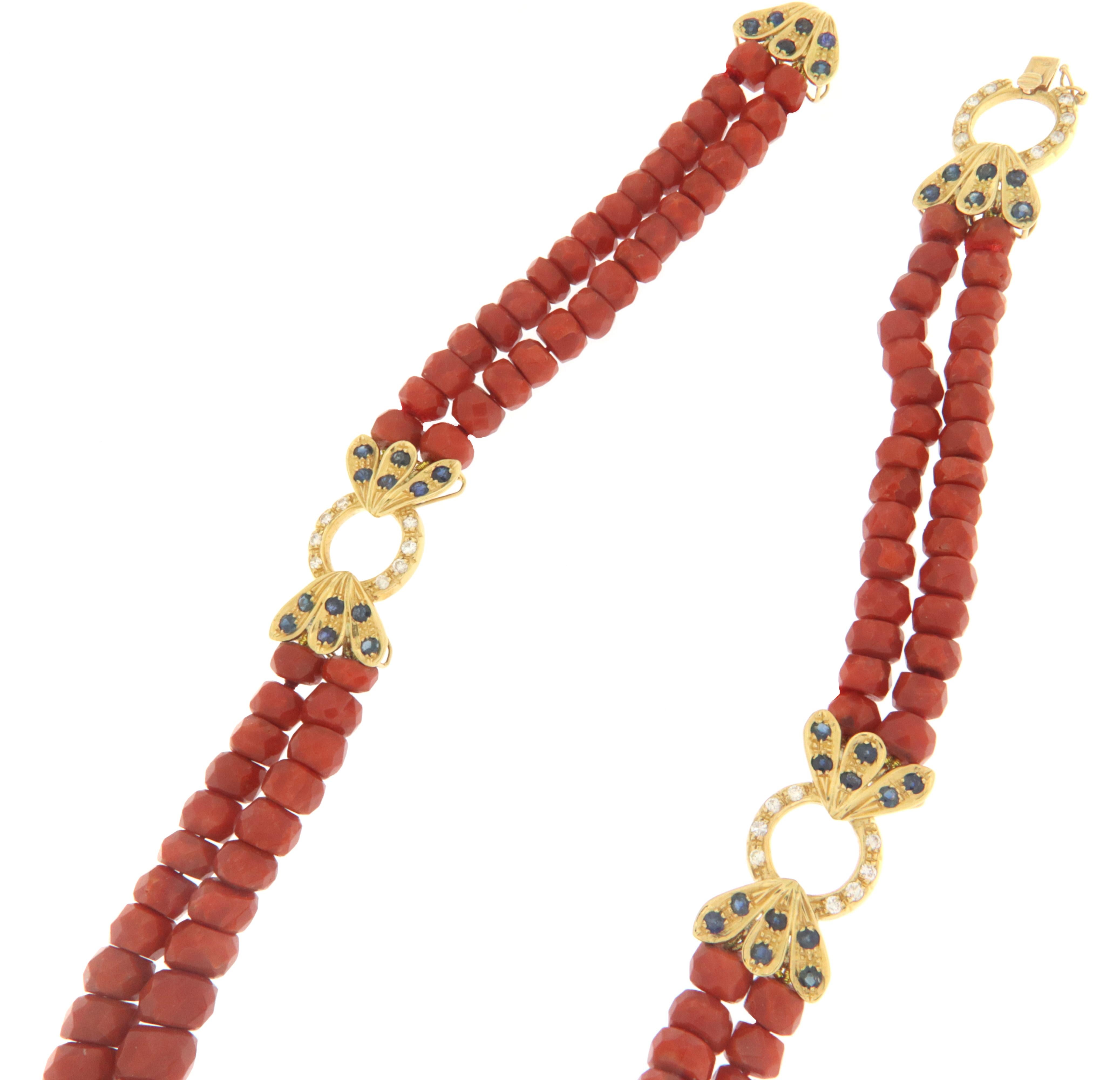 Koralle Diamanten Saphire 18 Karat Gelbgold Schlange Anhänger Halskette (Brillantschliff) im Angebot