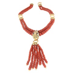 Collier pendentif serpent en or jaune 18 carats avec corail, diamants et saphirs