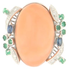 Bague cocktail en or blanc 18 carats avec corail, diamants, saphirs et émeraudes