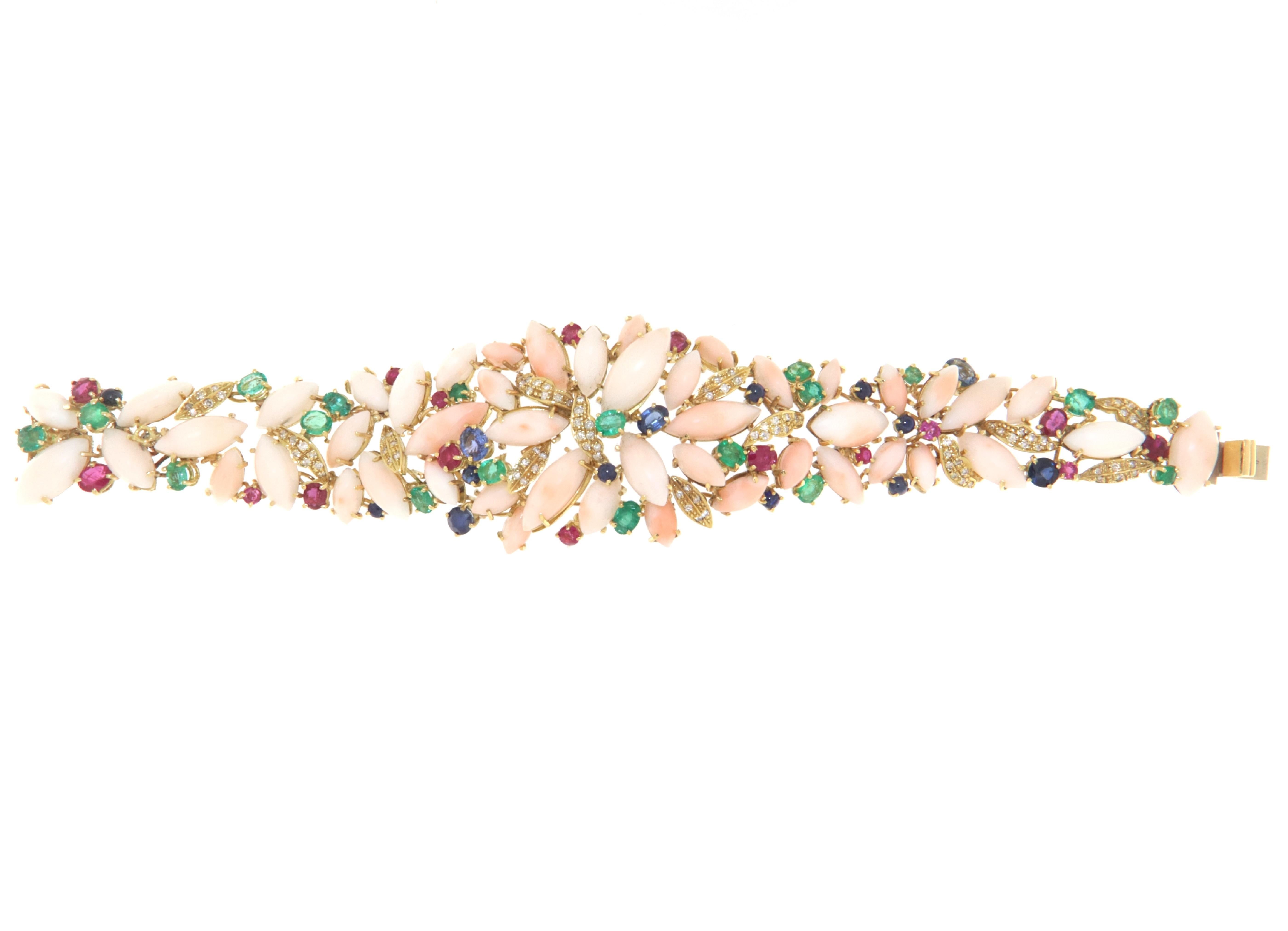 Armband mit natürlichen Korallenspulen.

Vollständig von Hand von erfahrenen neapolitanischen Goldschmieden aus 18-karätigem Gold gefertigt.

Darauf befinden sich natürliche Korallen in Form von Spulen unterschiedlicher Größe in rosa Farbe. Die