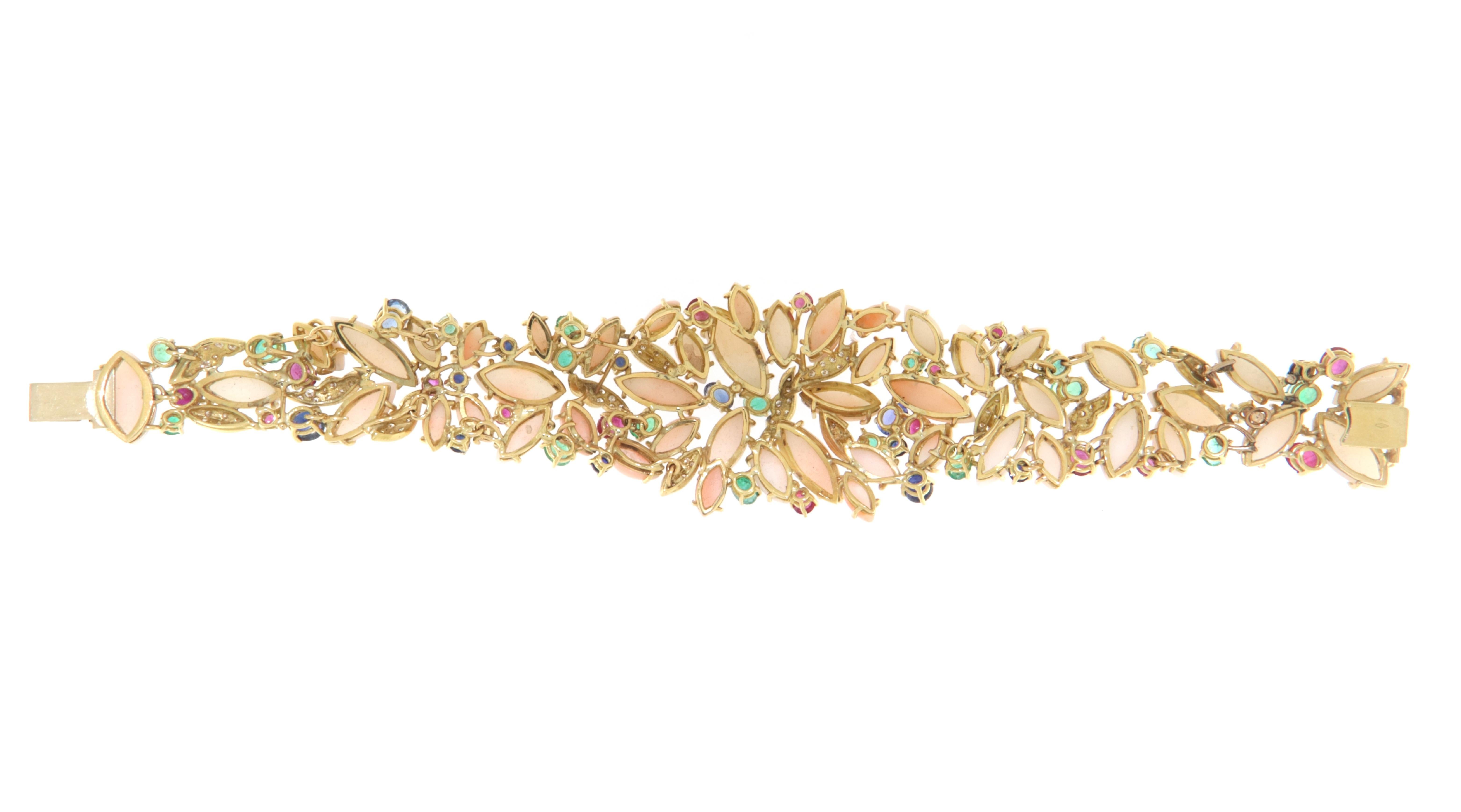 Koralle Diamanten Saphire Smaragde Rubine Gelbgold 18 Karat Manschettenarmband (Brillantschliff) im Angebot