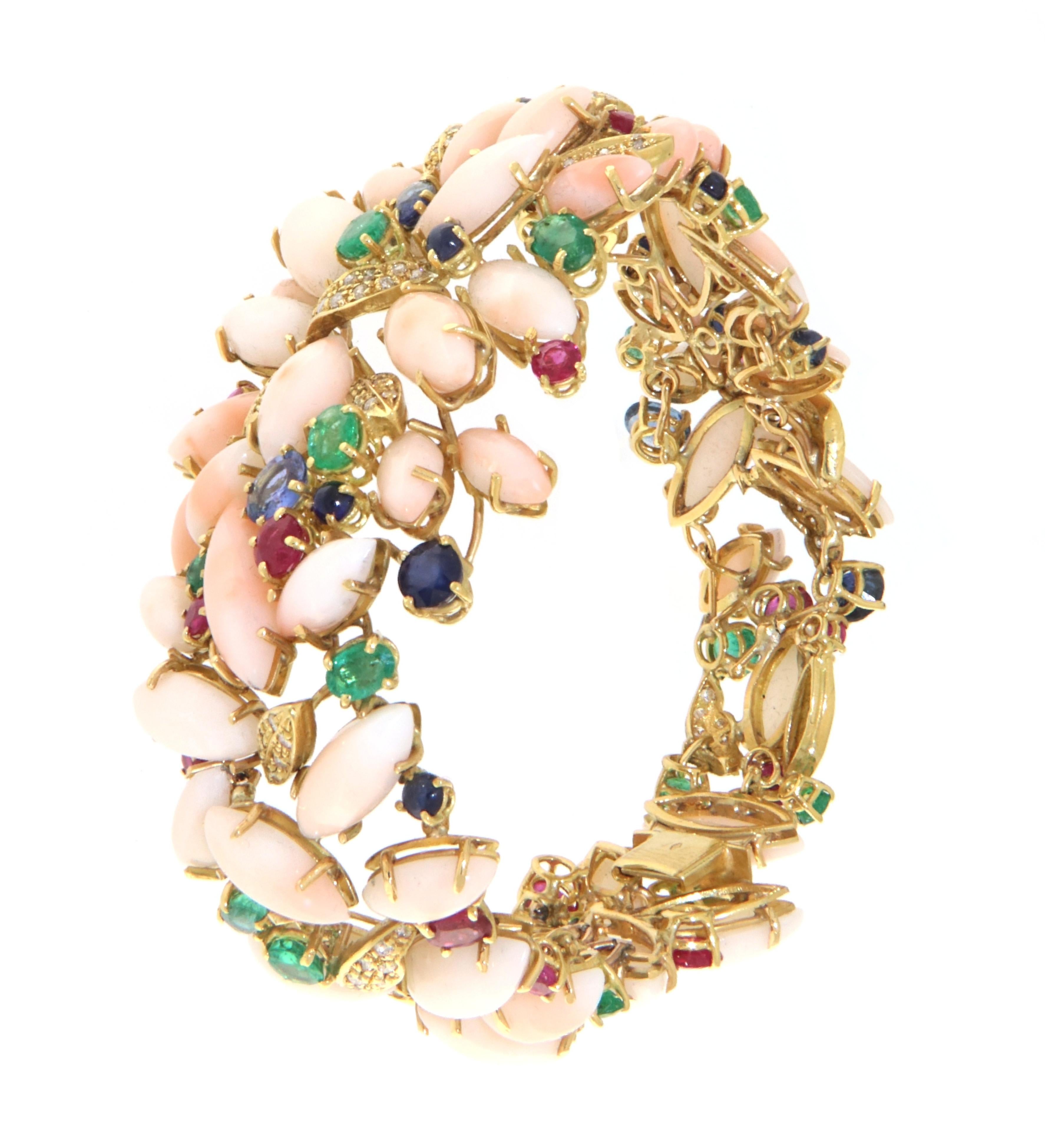 Koralle Diamanten Saphire Smaragde Rubine Gelbgold 18 Karat Manschettenarmband im Zustand „Neu“ im Angebot in Marcianise, IT