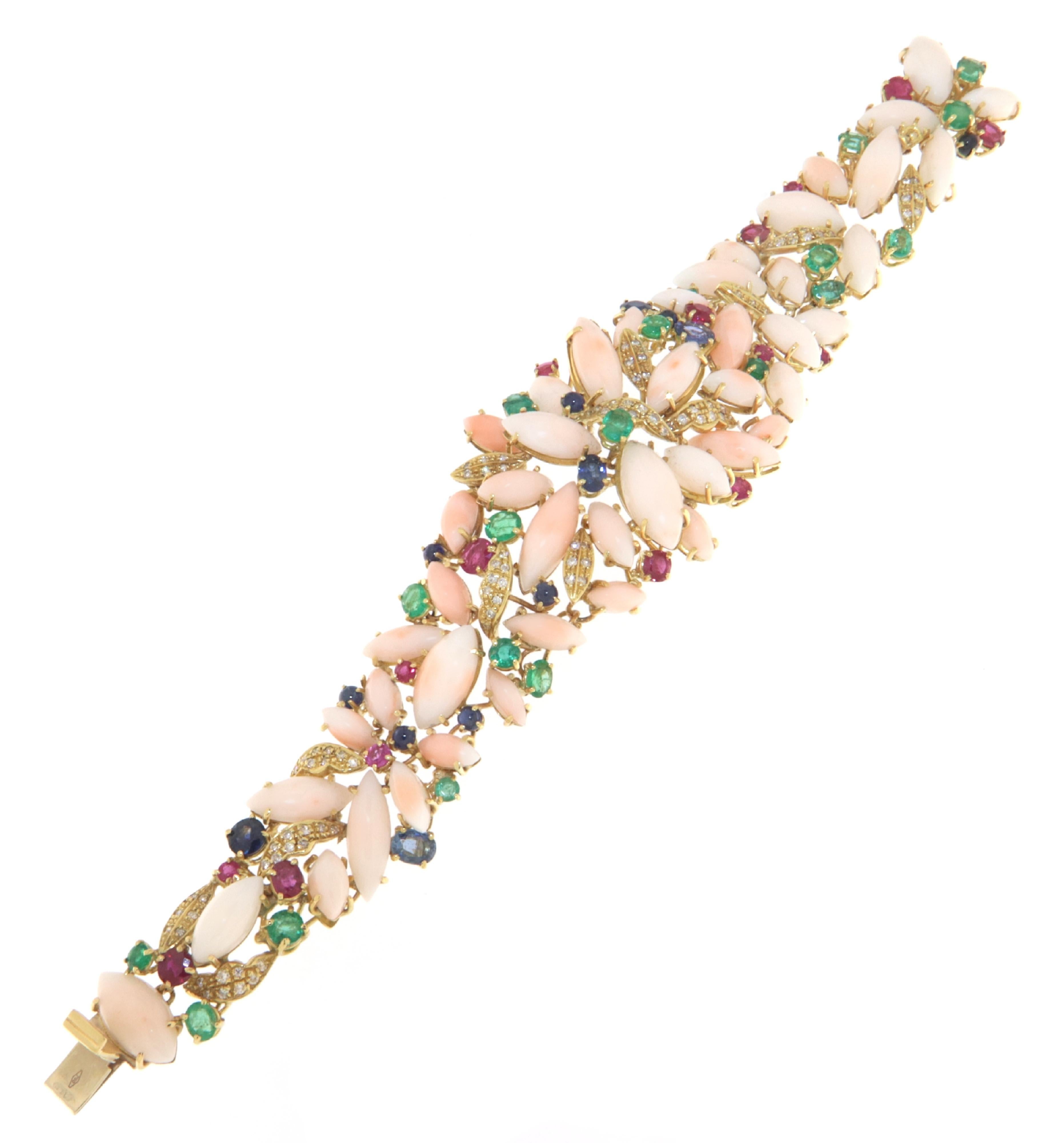 Koralle Diamanten Saphire Smaragde Rubine Gelbgold 18 Karat Manschettenarmband Damen im Angebot