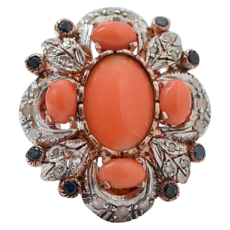Ring aus Koralle, Diamanten, Saphiren, Roségold und Silber.