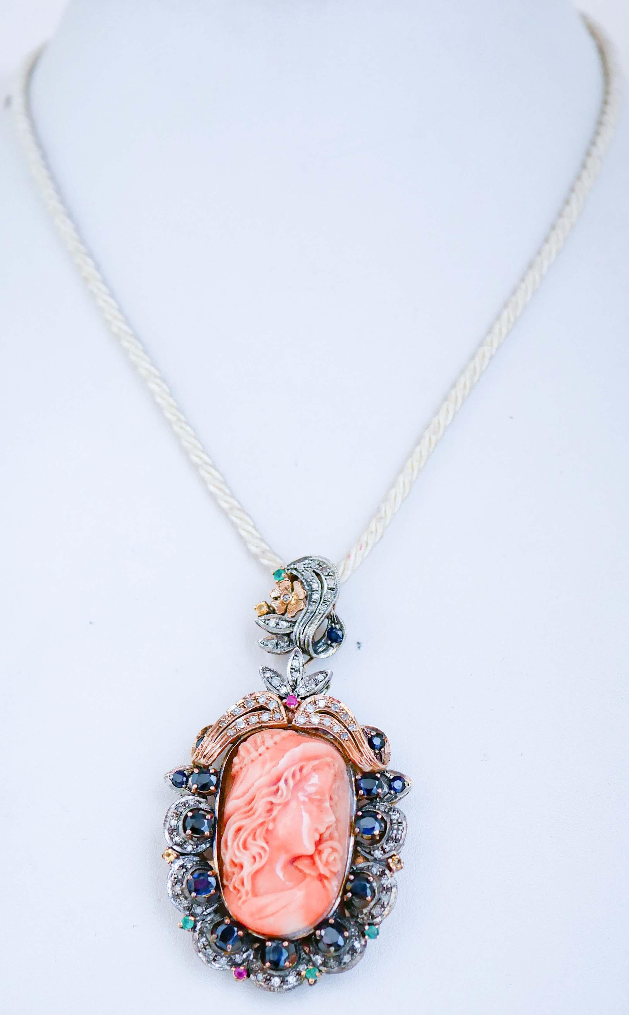 Colgante de oro rosa de 9 kt y estructura de plata montado con un coral tallado en la parte central rodeado de una corona de diamantes, esmeraldas, rubíes y zafiros.
El colgante se entregará con una cadena de plata chapada en oro rosa o una cadena